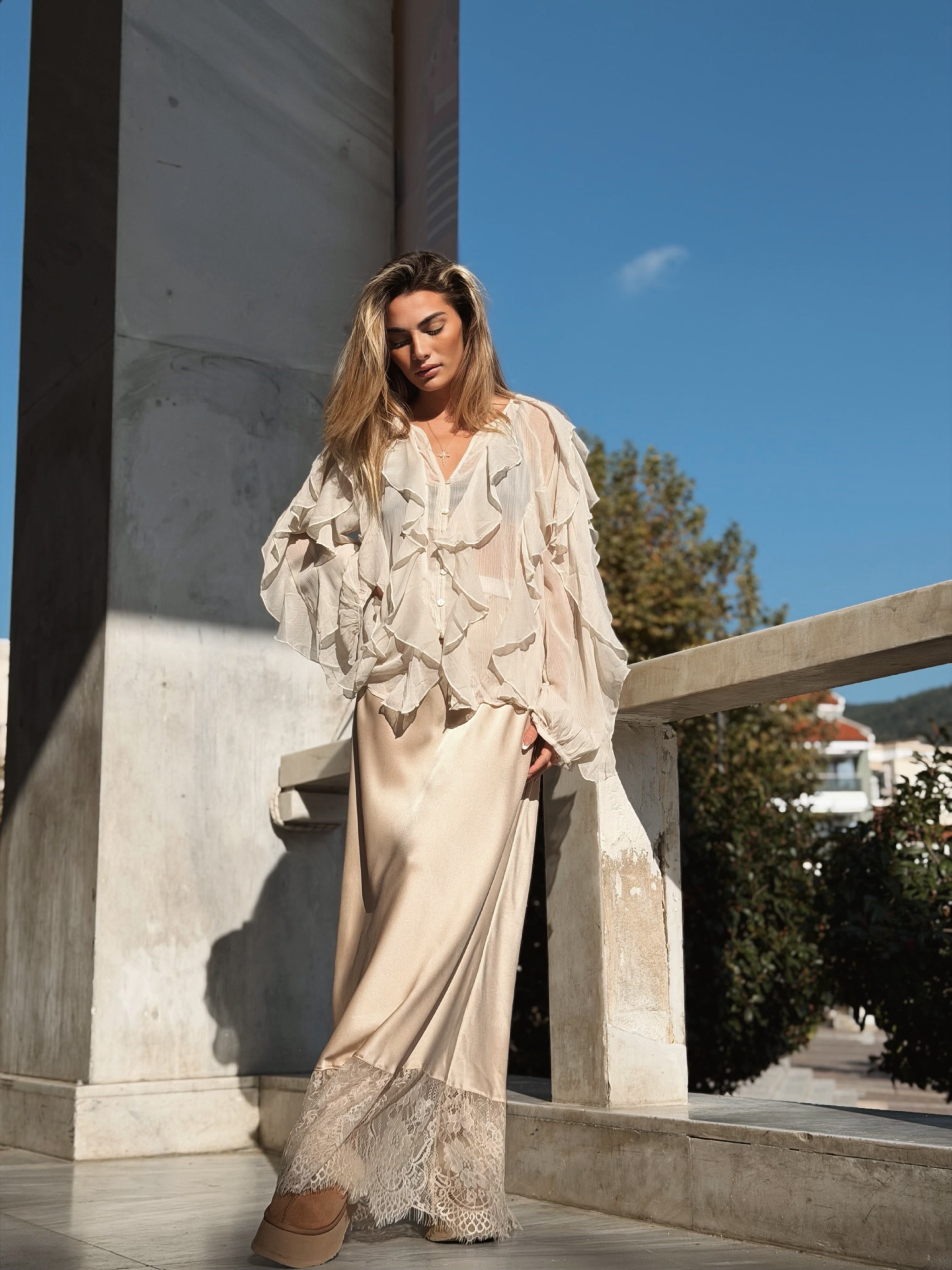 Trendig satinkjol med spets