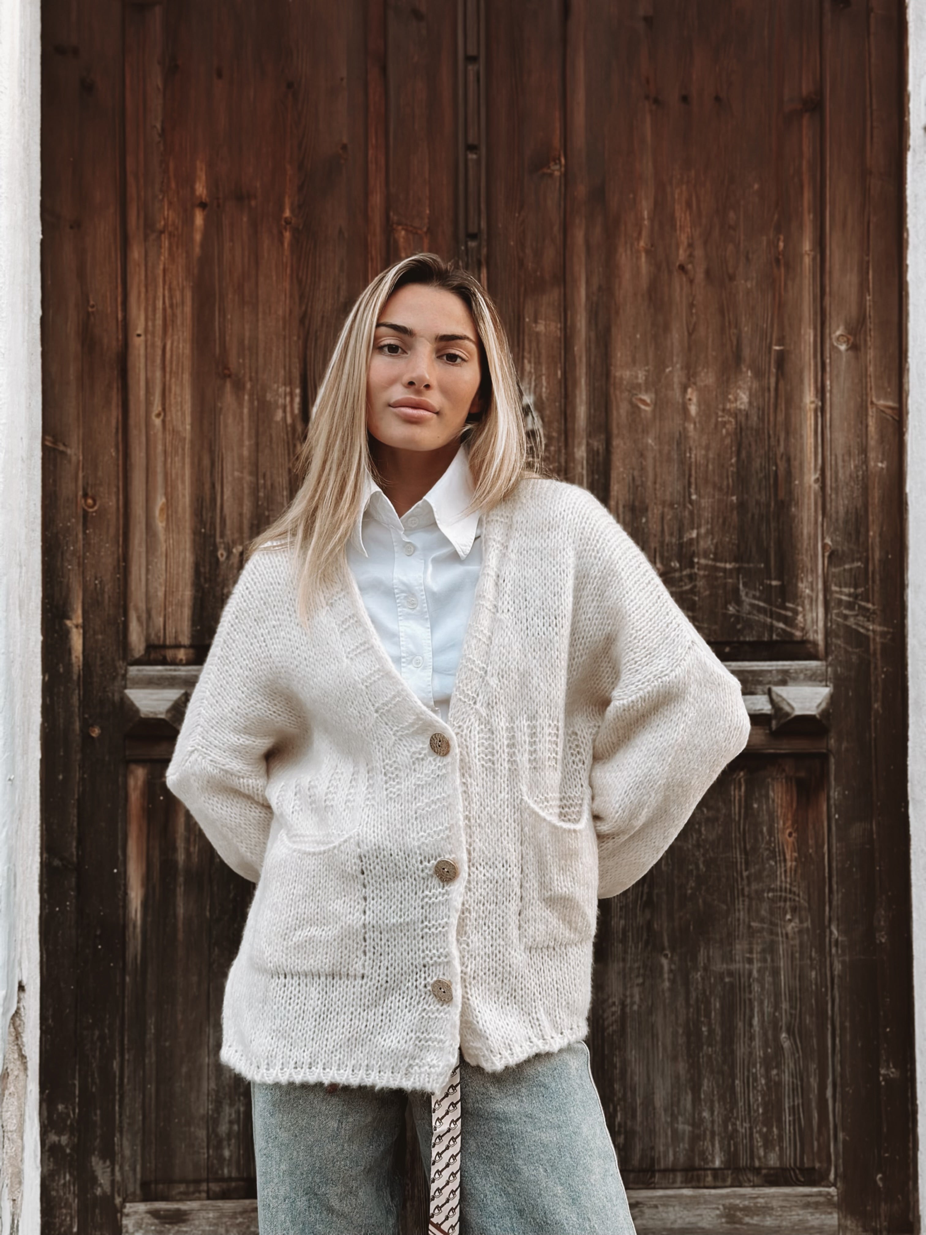 Stickad kofta med fickor och dekorativa knappar