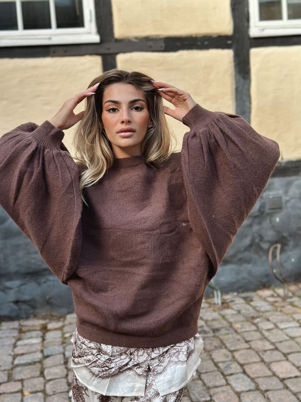 Stickad tröja med ballongärm