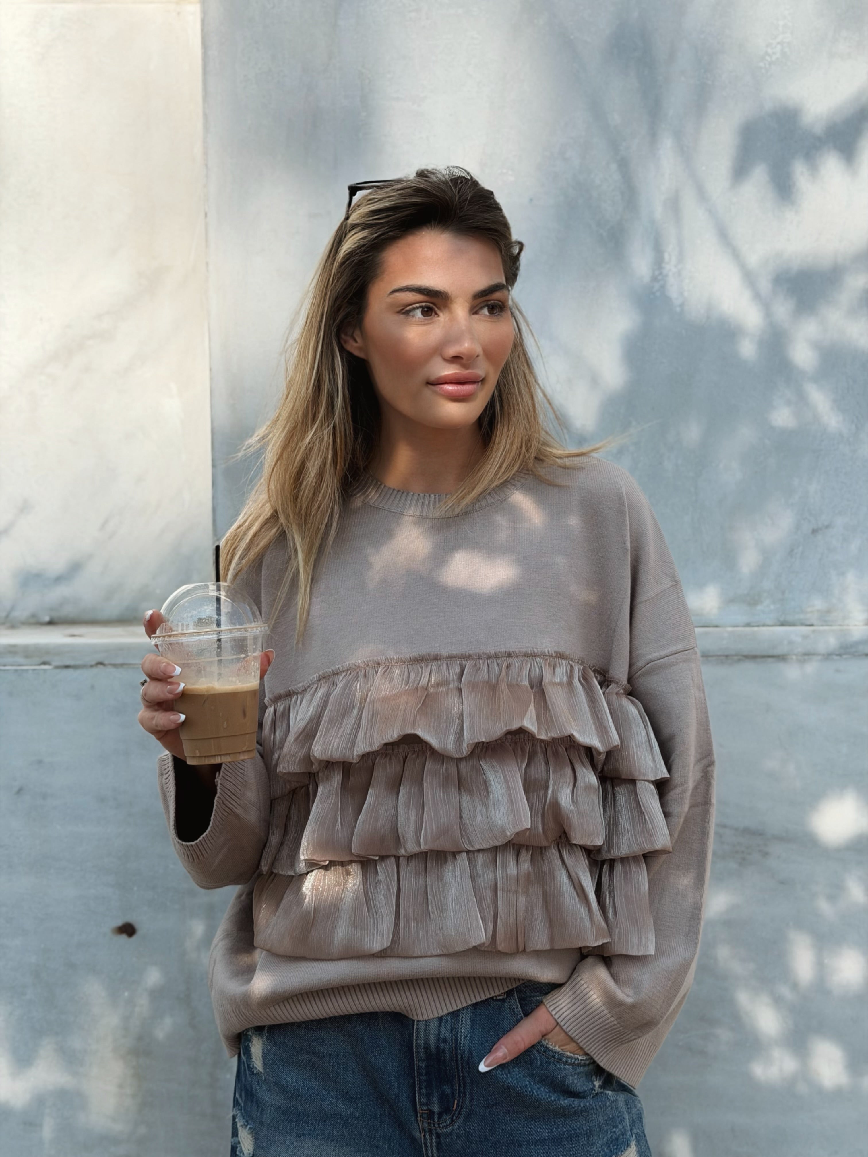 Stickad tröja med Volanger