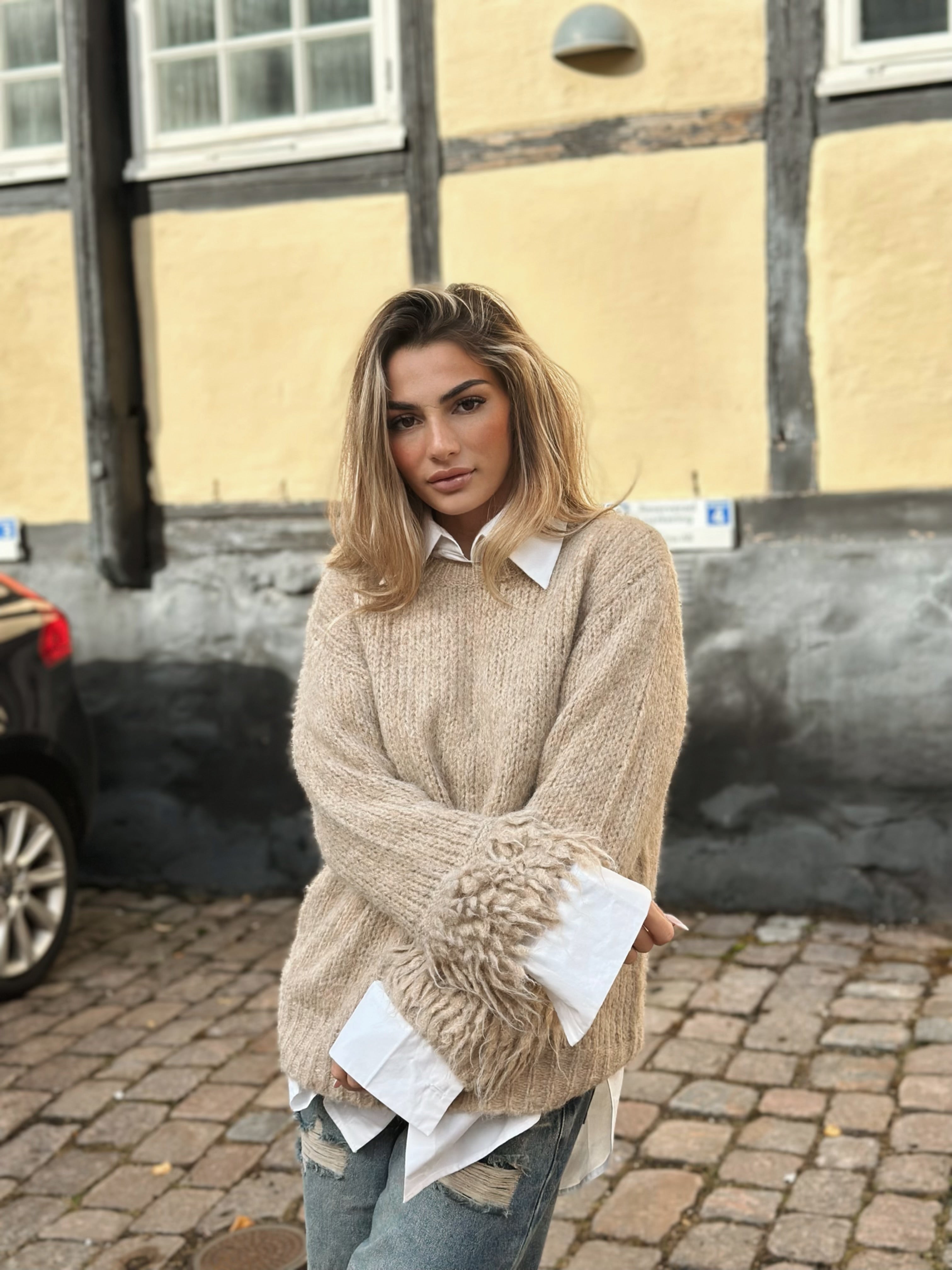 Stickad tröja med fluffiga ärmar