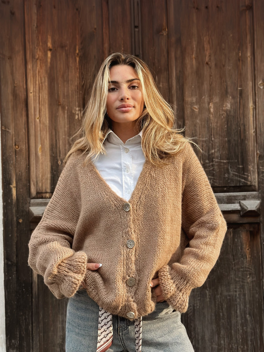 Stickad kofta med volangärm