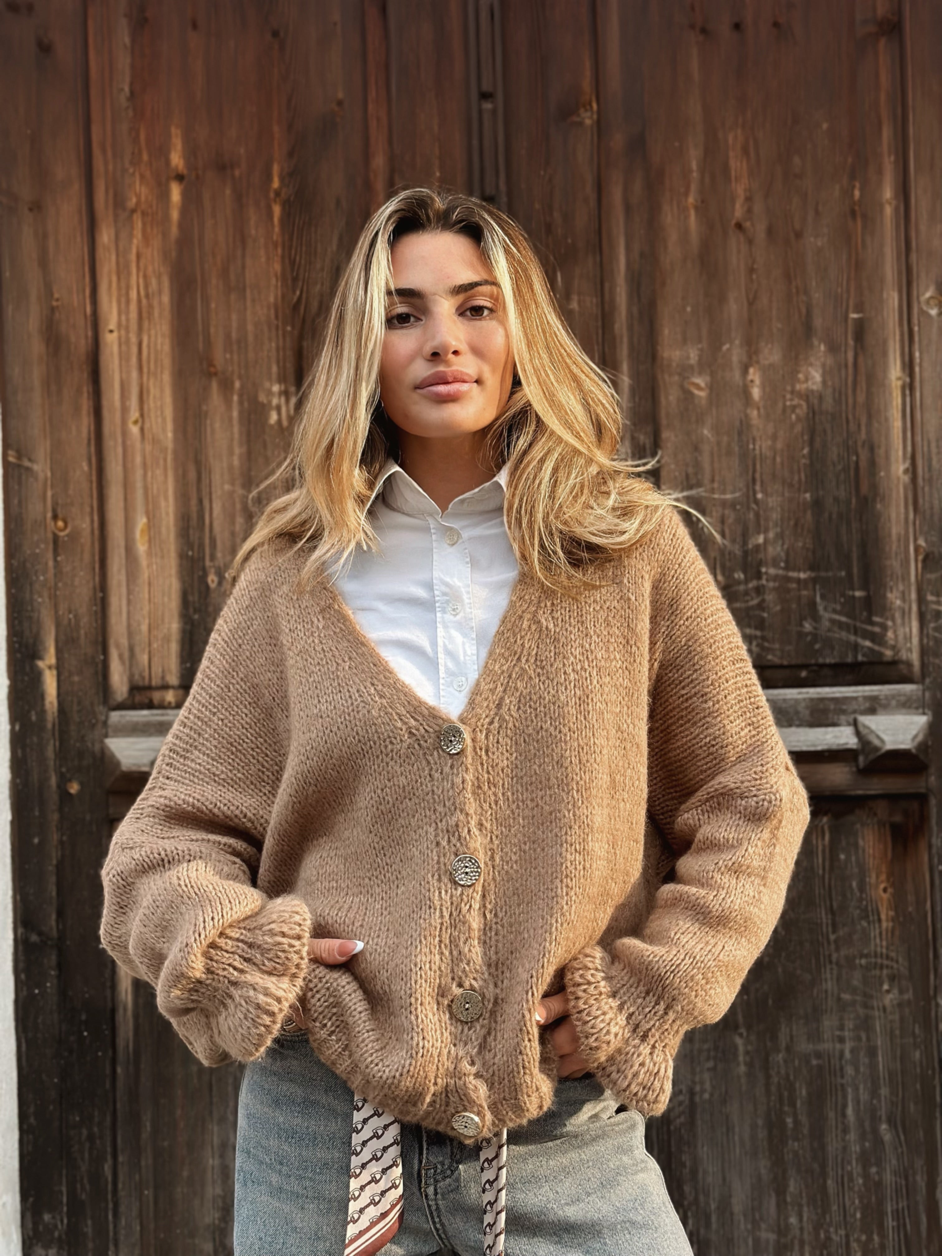 Stickad kofta med volangärm