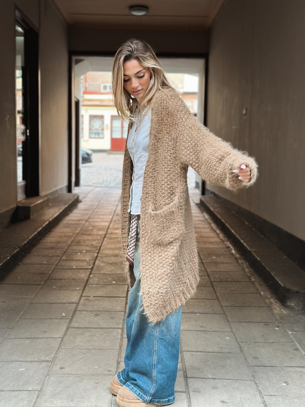 Stickad långkofta med knappar