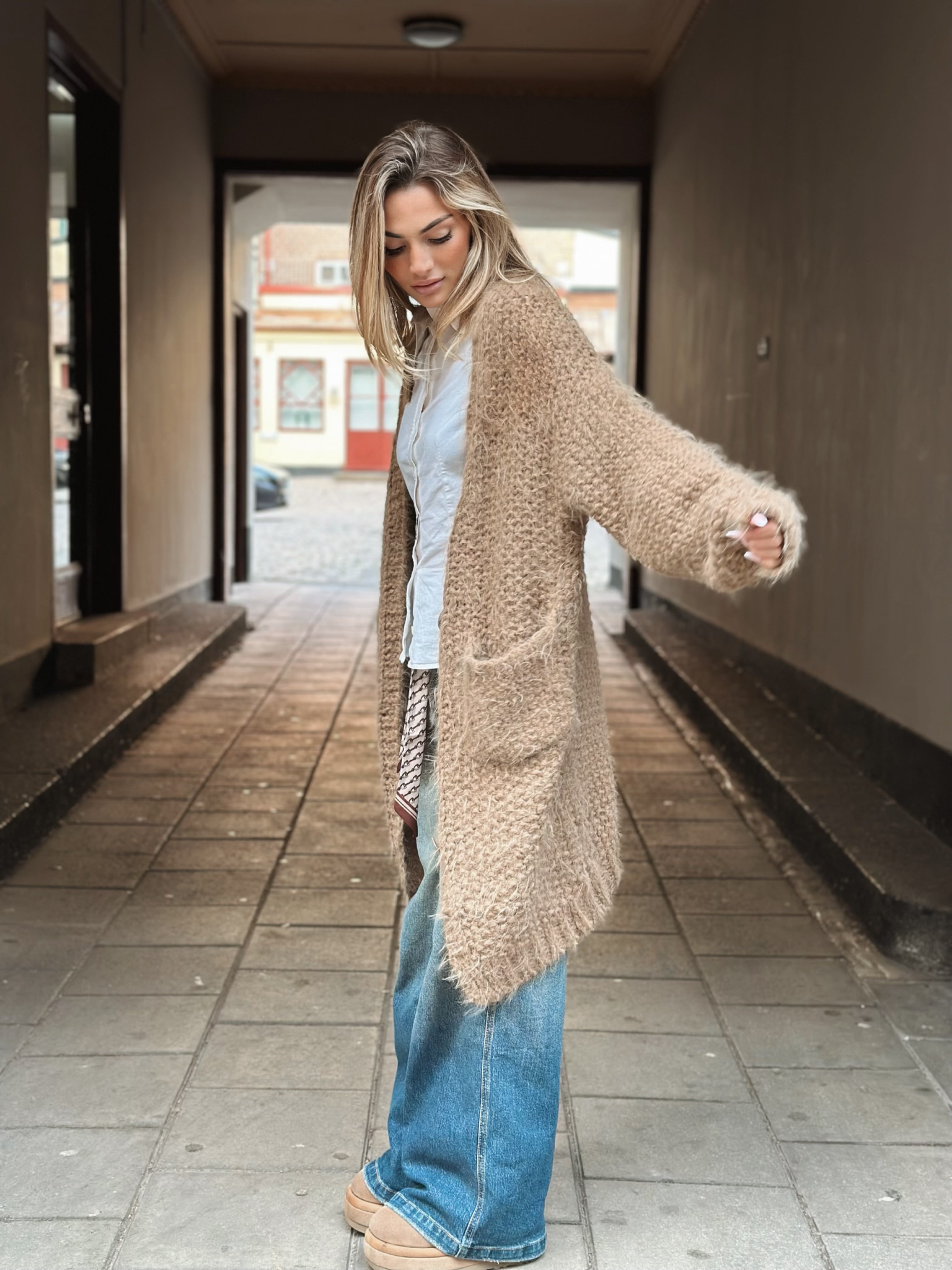 Stickad långkofta med knappar