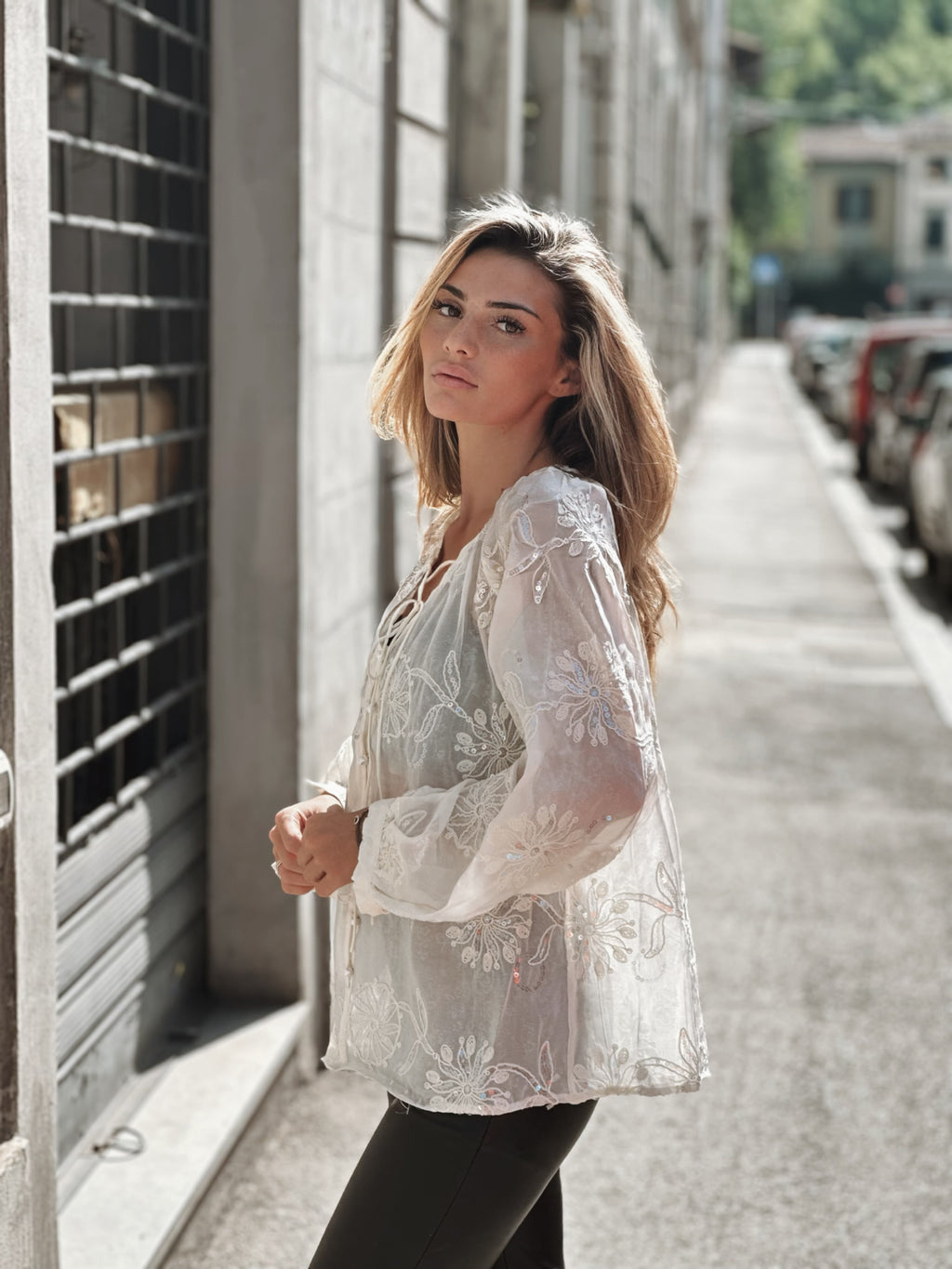 Romantisk broderad blus