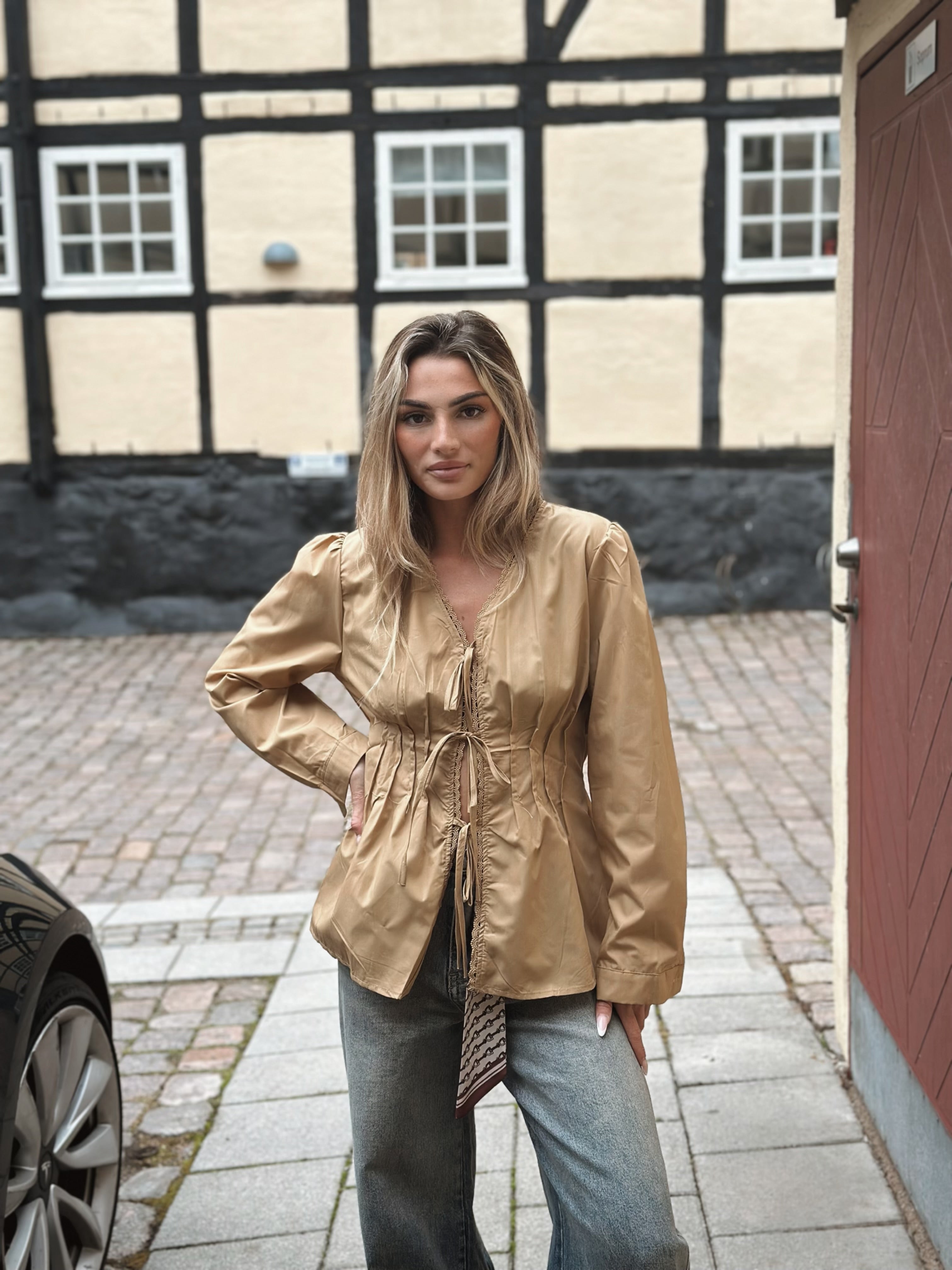 Beige snörblus i bomullsblandning