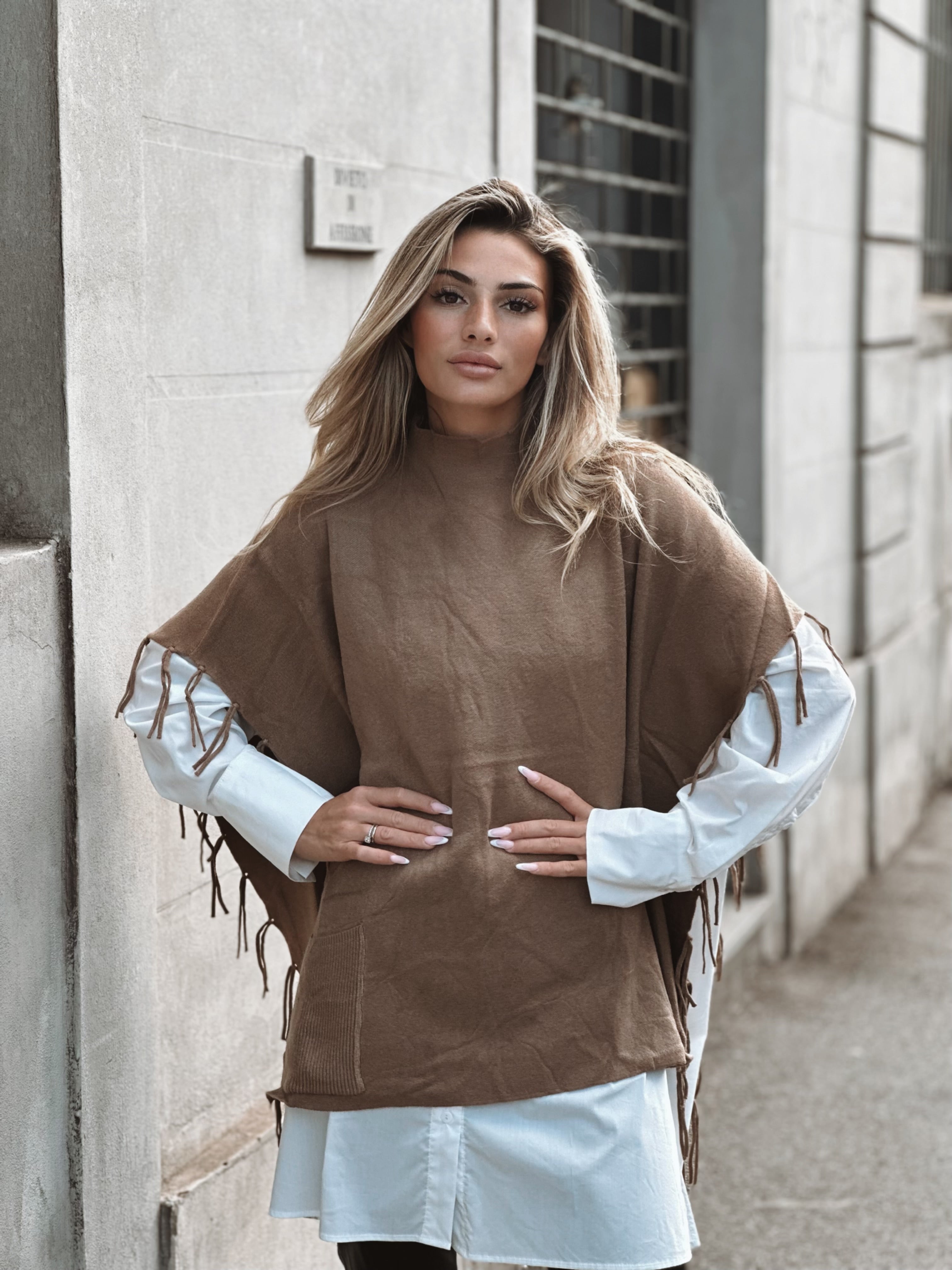 Stickad ponchoväst med fransdetaljer