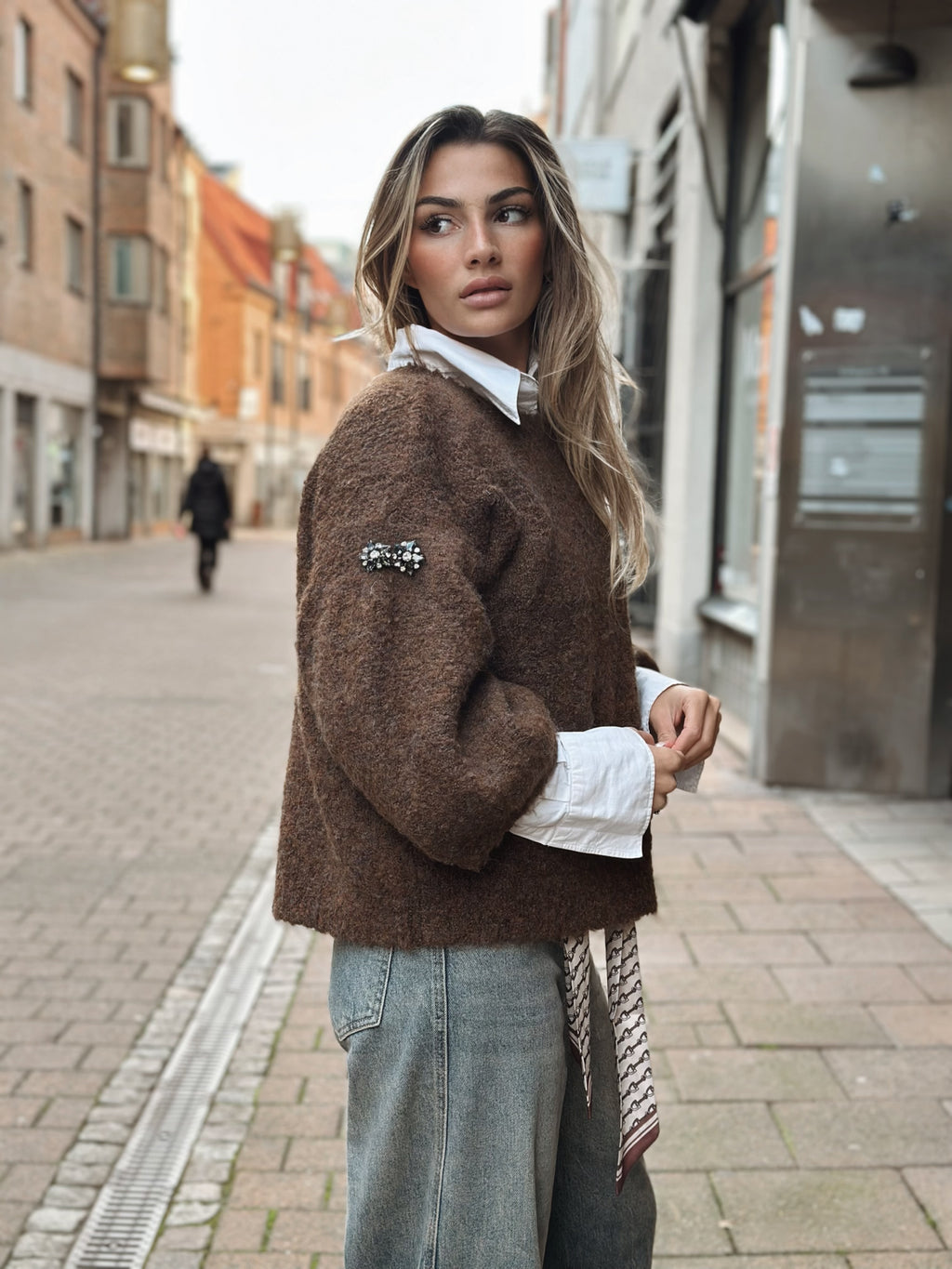 Stickad tröja med broschdetalj