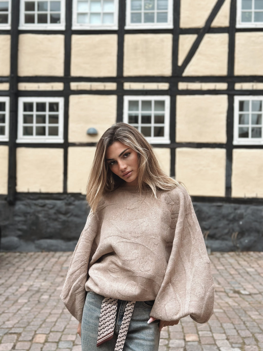 Stickad tröja med ballongärm