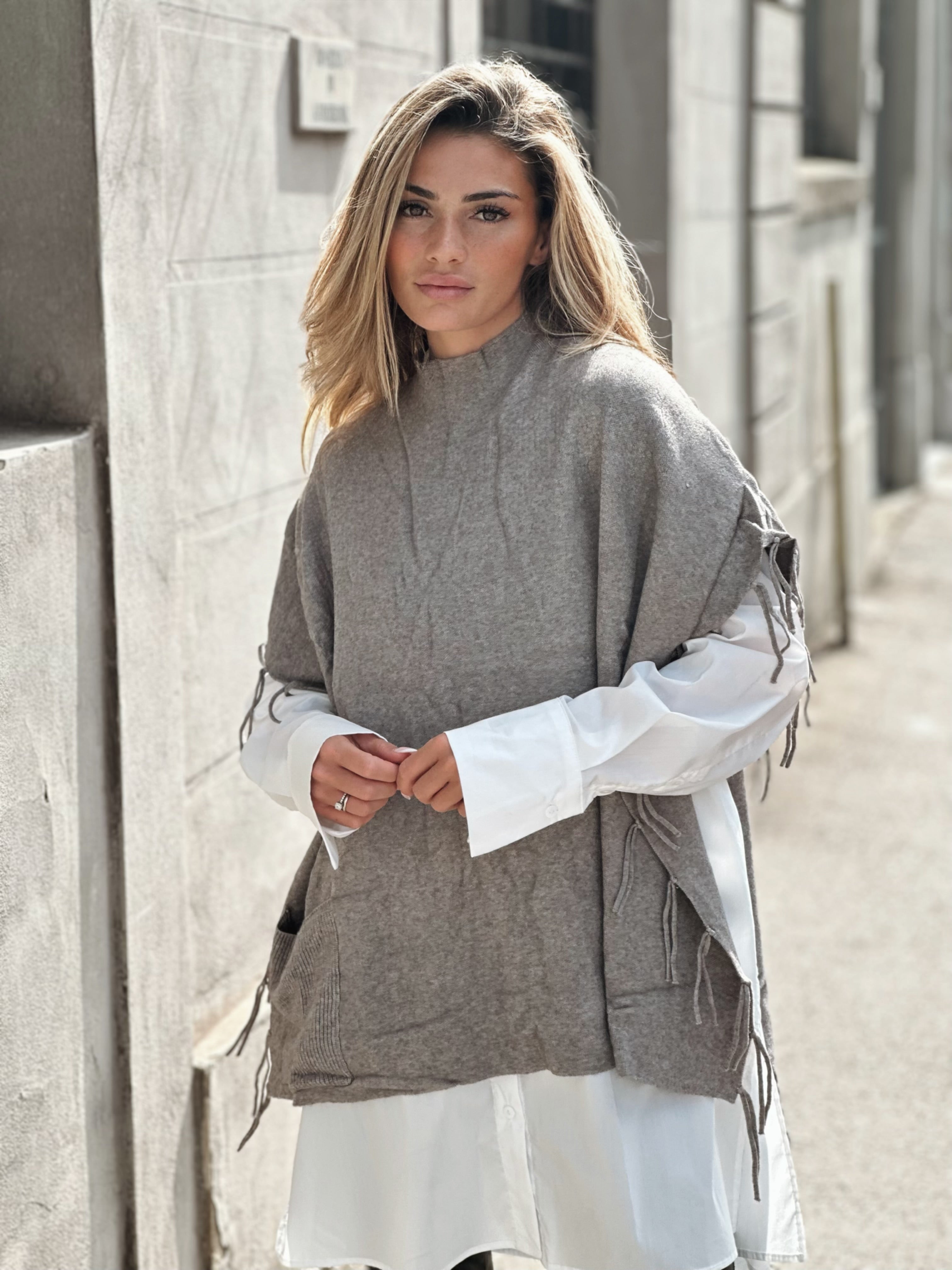 Stickad ponchoväst med fransdetaljer