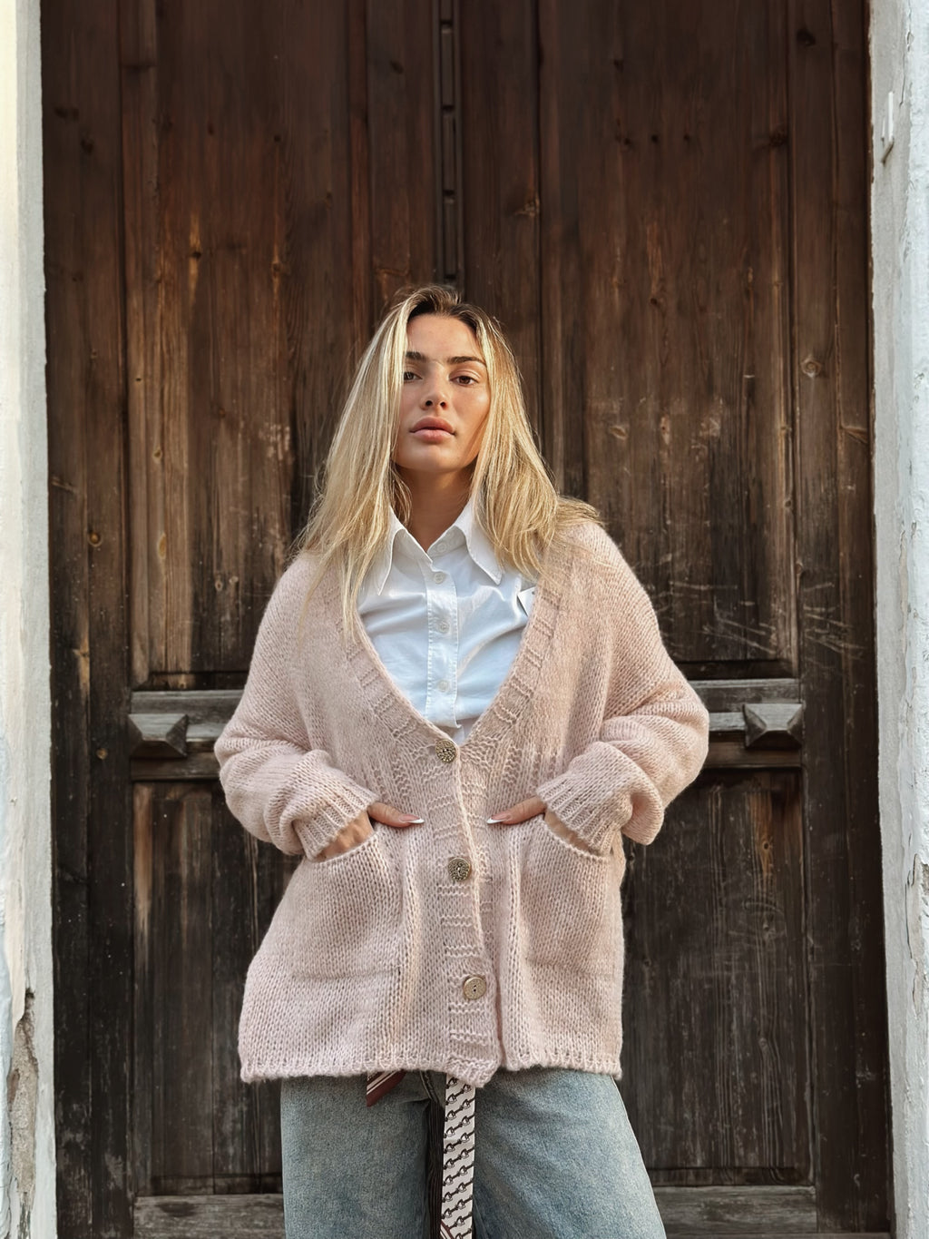 Stickad kofta med fickor och dekorativa knappar