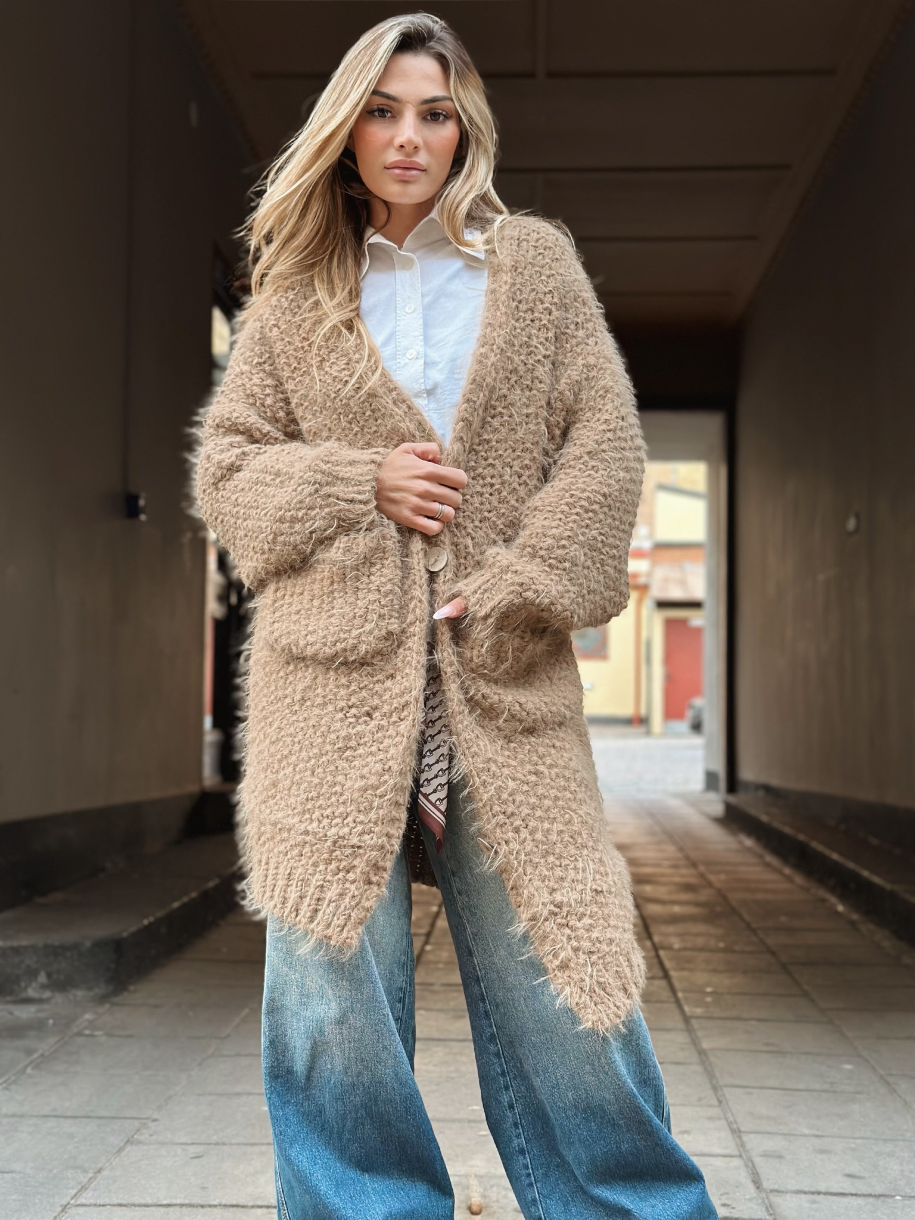 Stickad långkofta med knappar