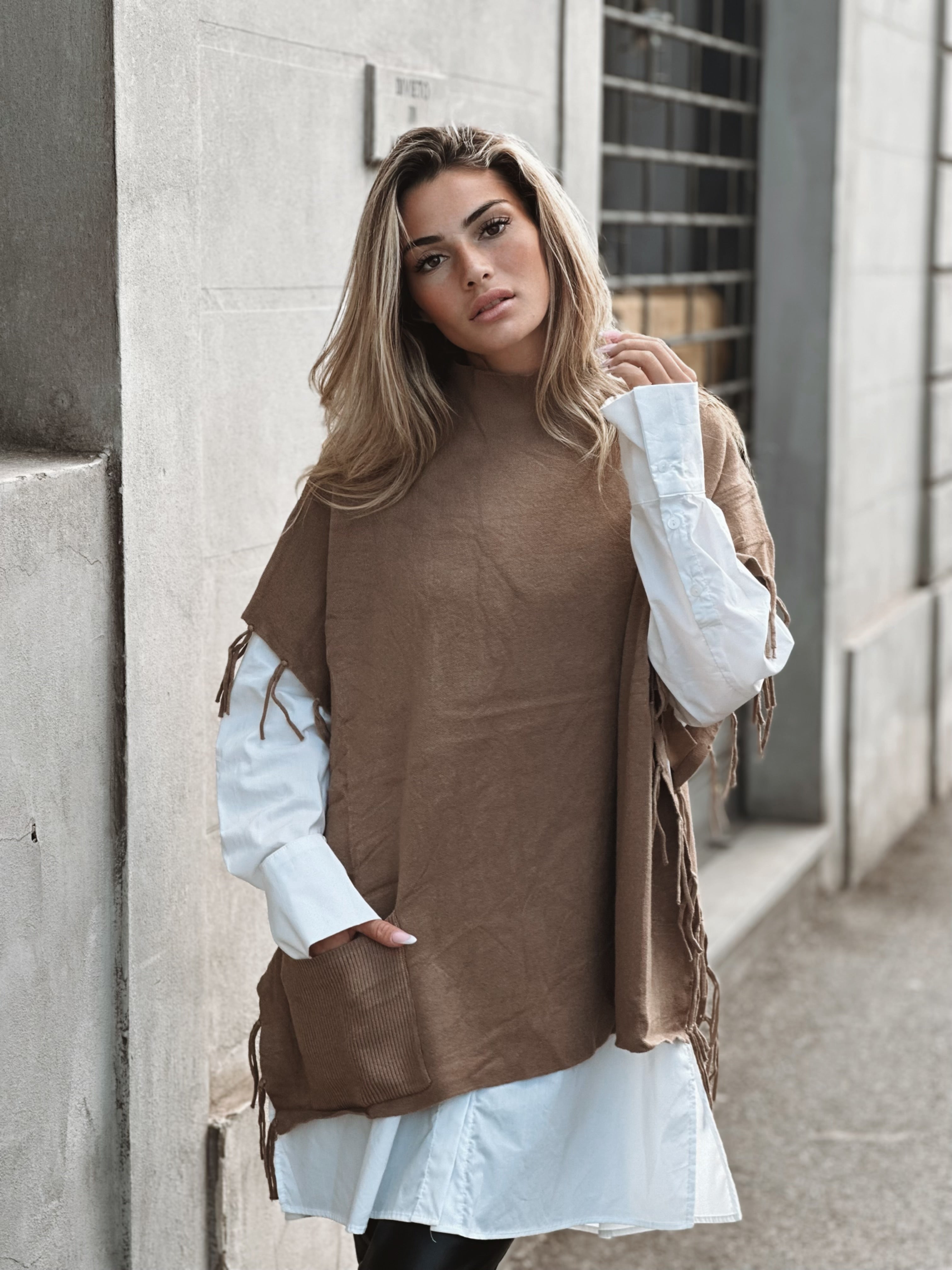 Stickad ponchoväst med fransdetaljer