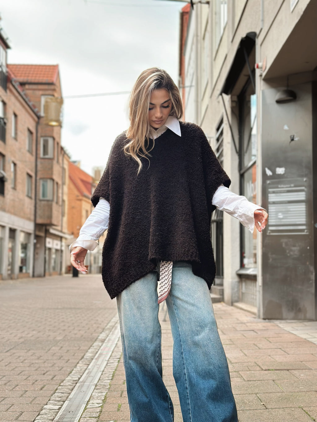 Italiensk stickad väst – creme & brun