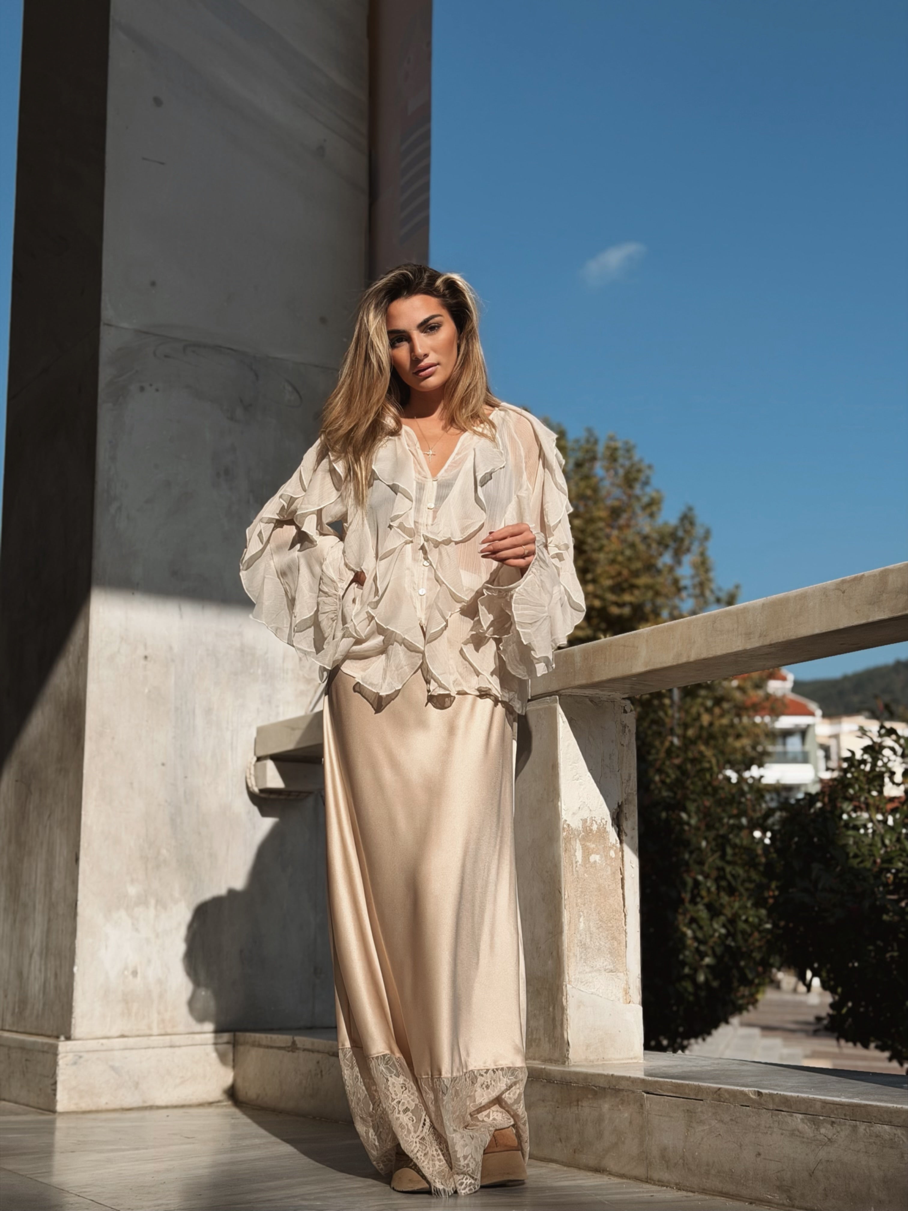 Trendig satinkjol med spets