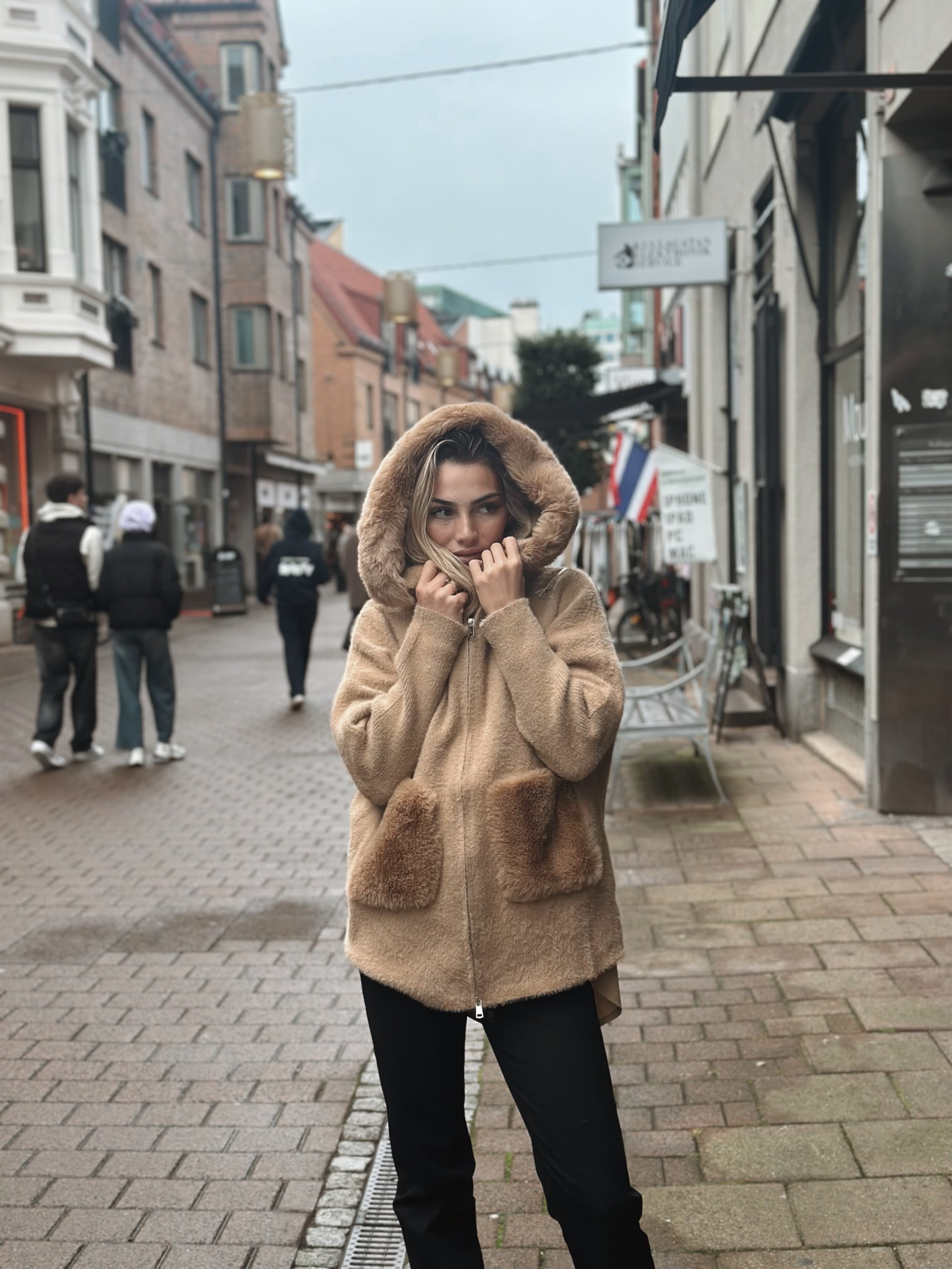 Teddyjacka med fickdetalj