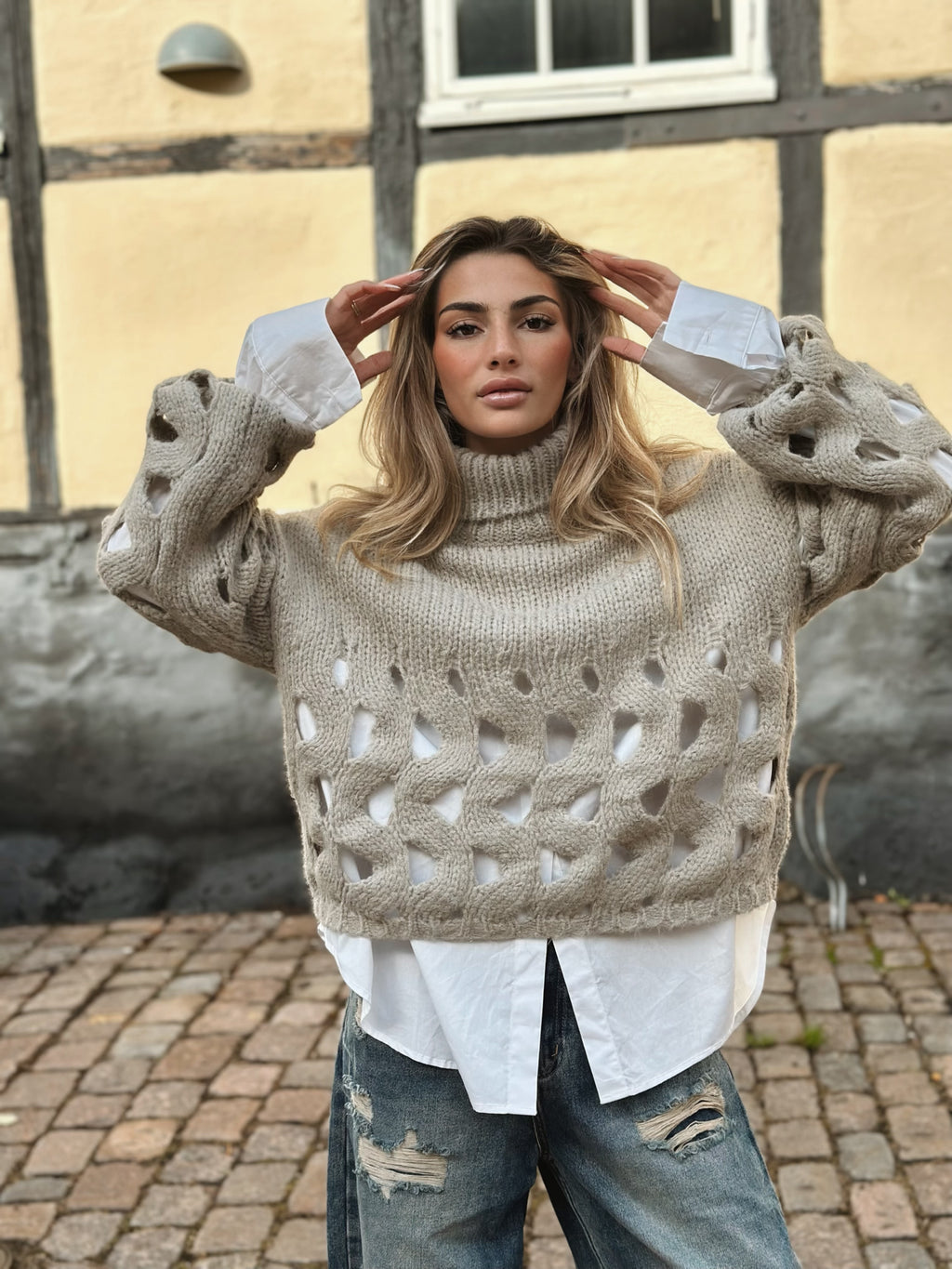 Stickad tröja med hålmönster