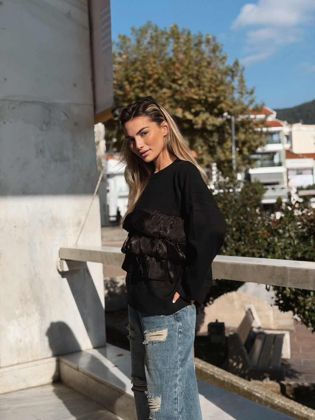 Stickad tröja med Volanger