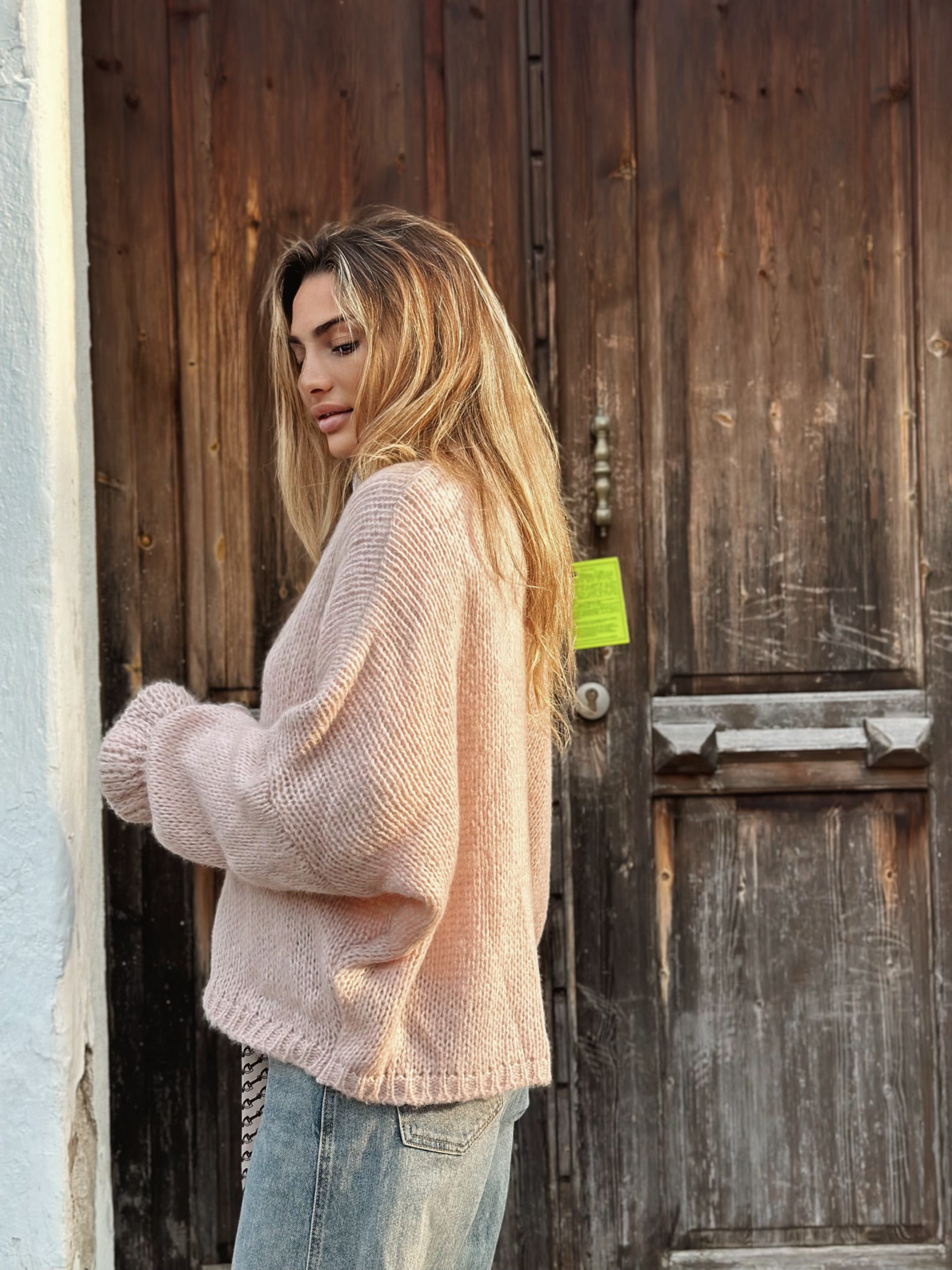 Stickad kofta med volangärm