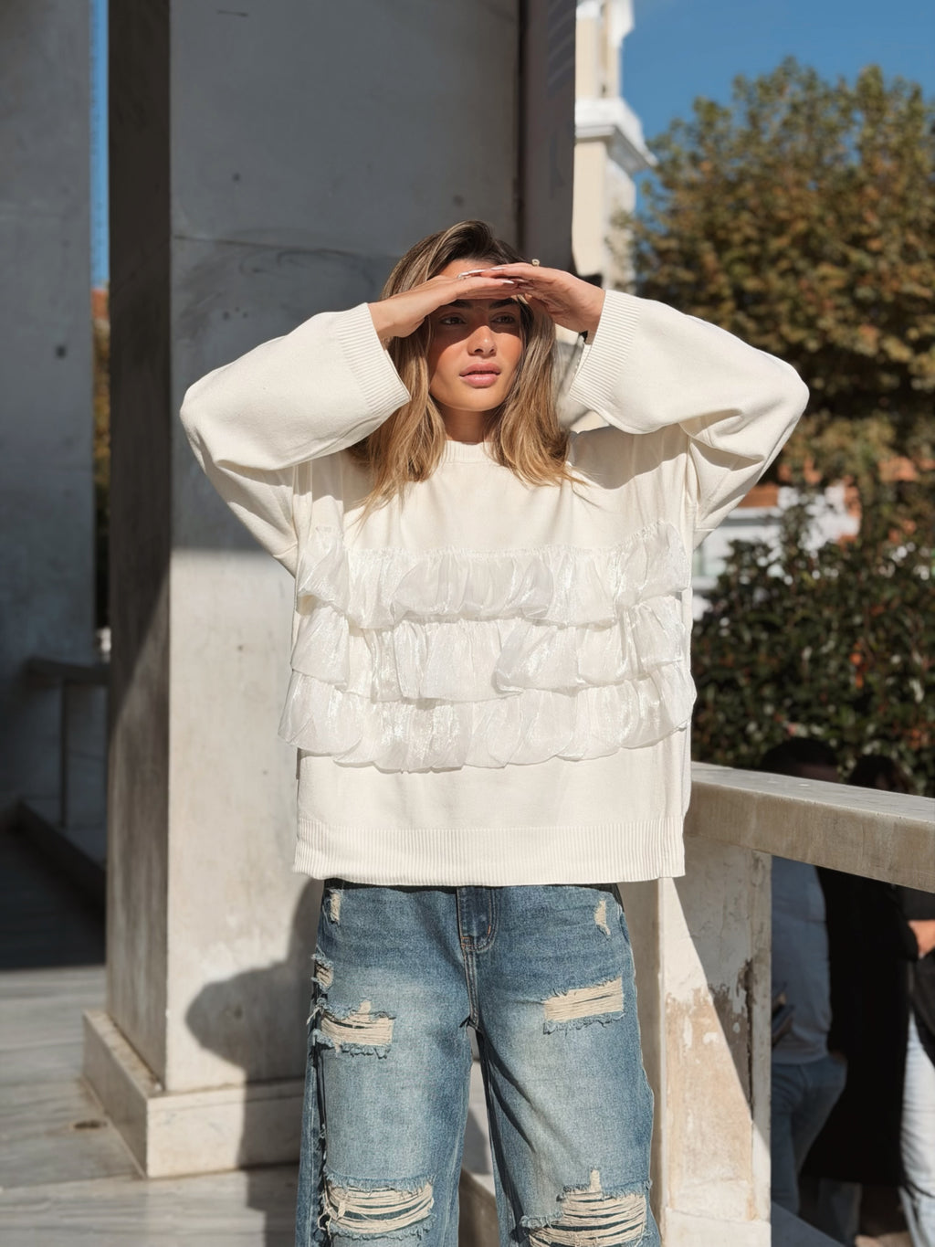 Stickad tröja med Volanger