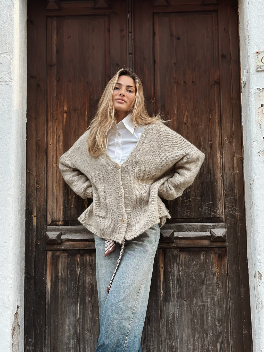 Stickad kofta med fickor och dekorativa knappar