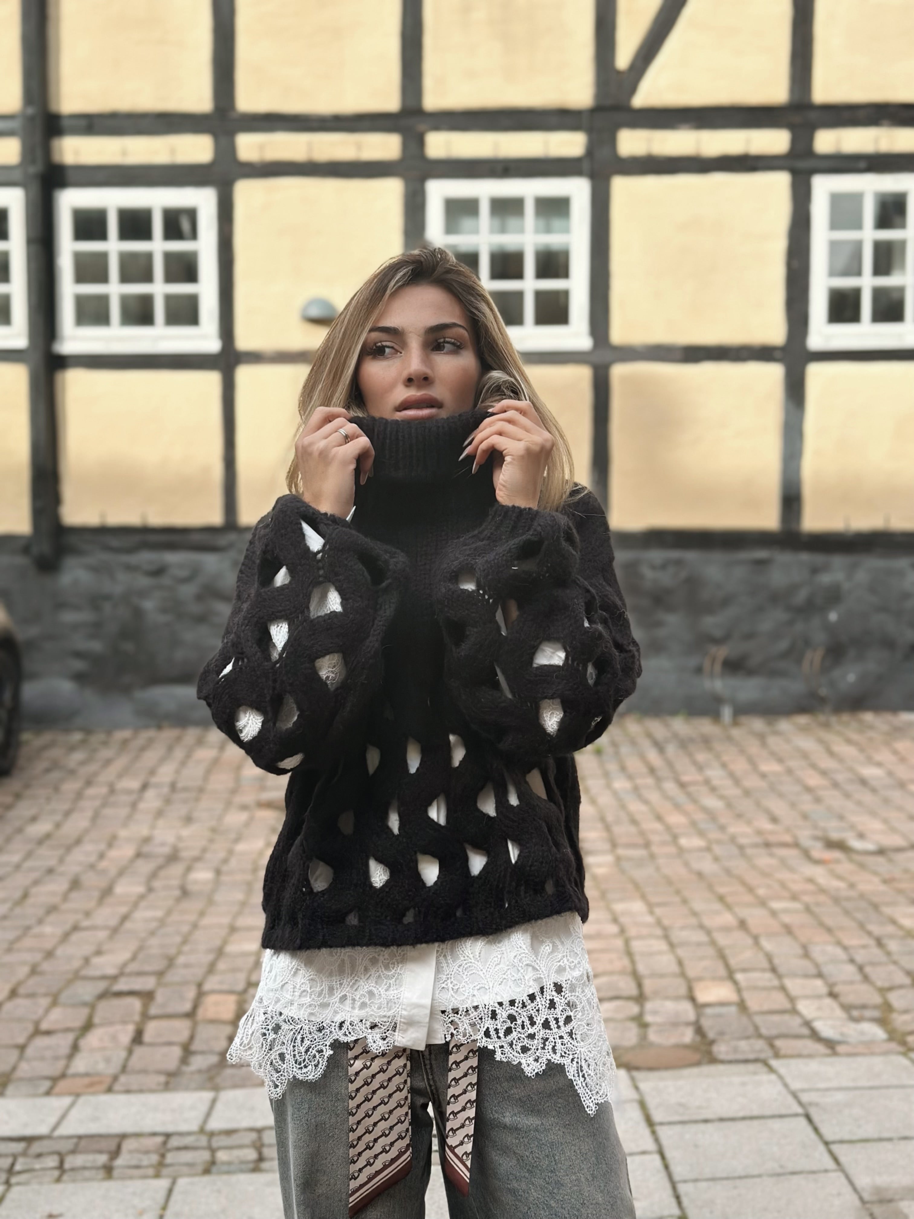 Stickad tröja med hålmönster