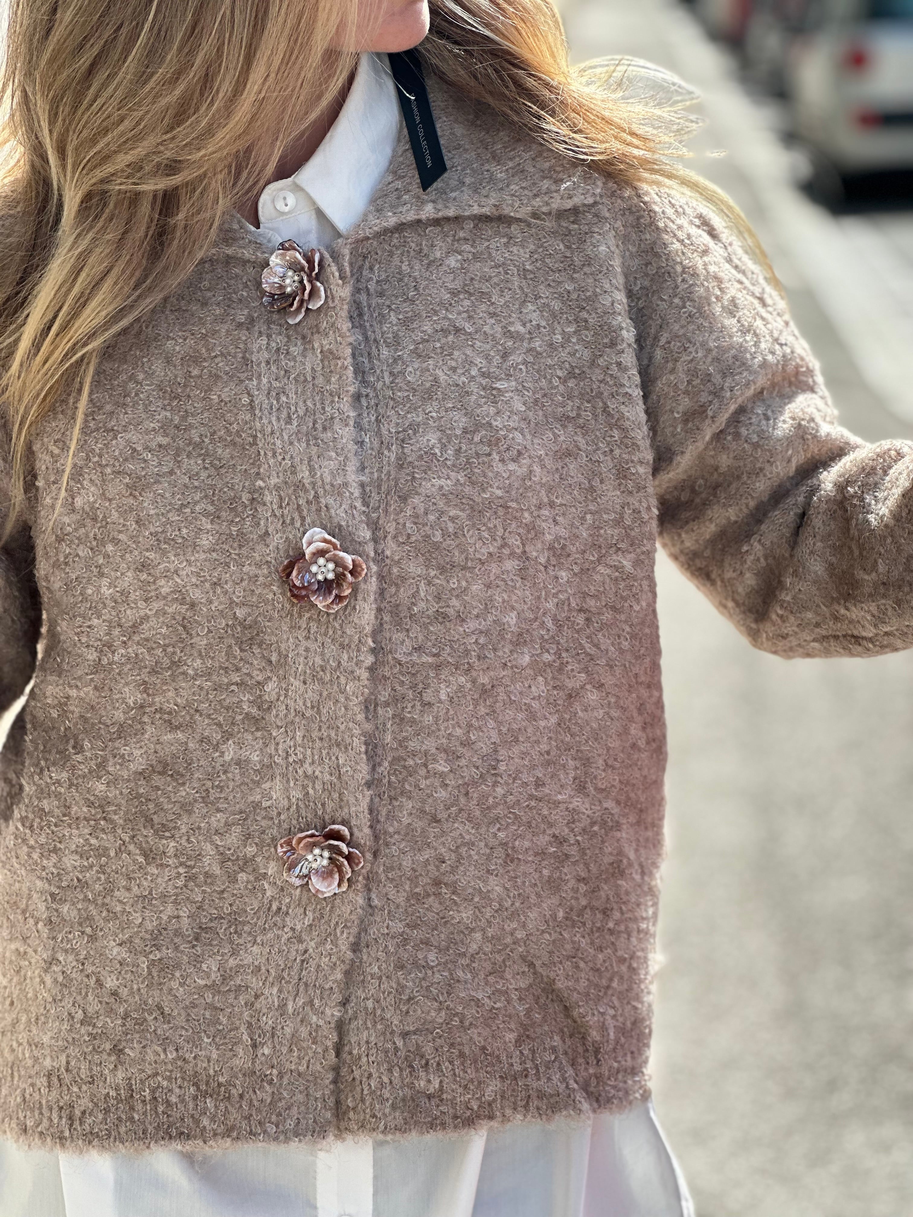 Mysig kofta med unika knappar