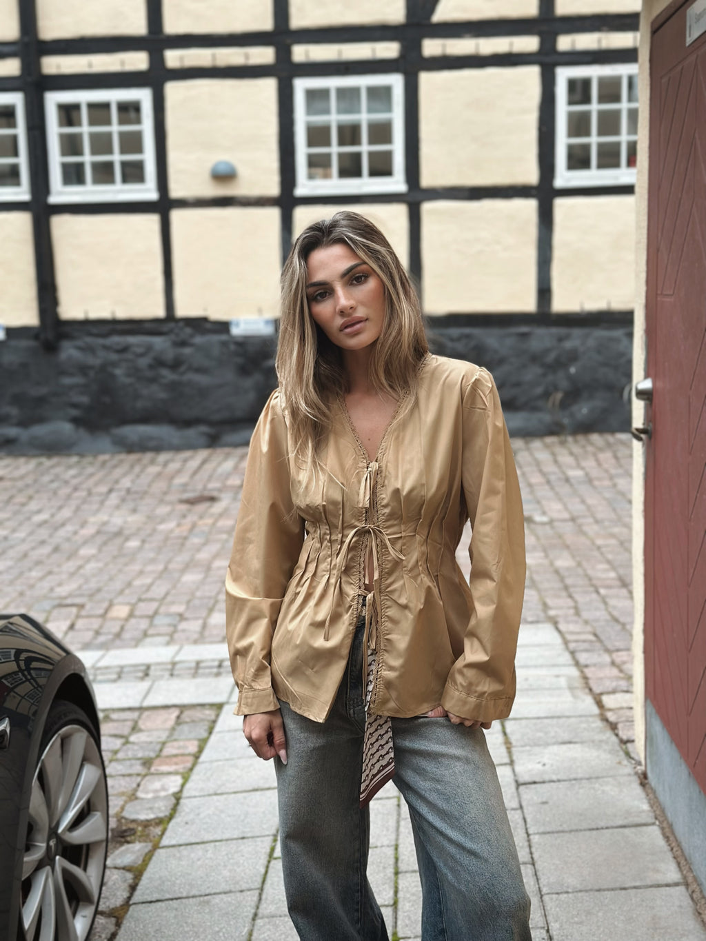 Beige snörblus i bomullsblandning