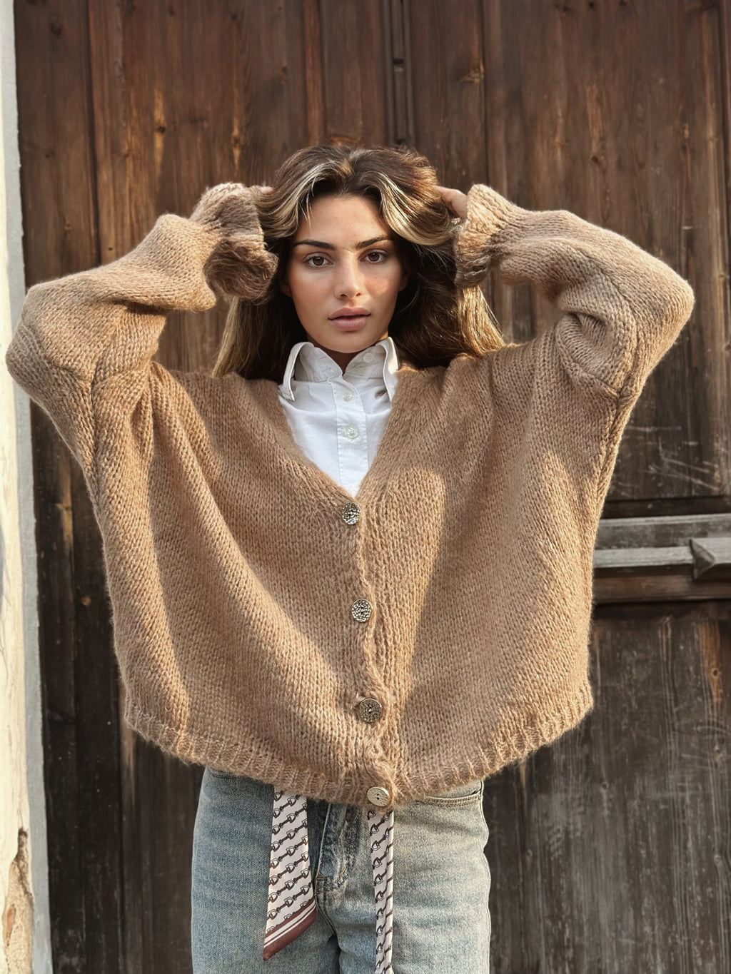 Stickad kofta med volangärm