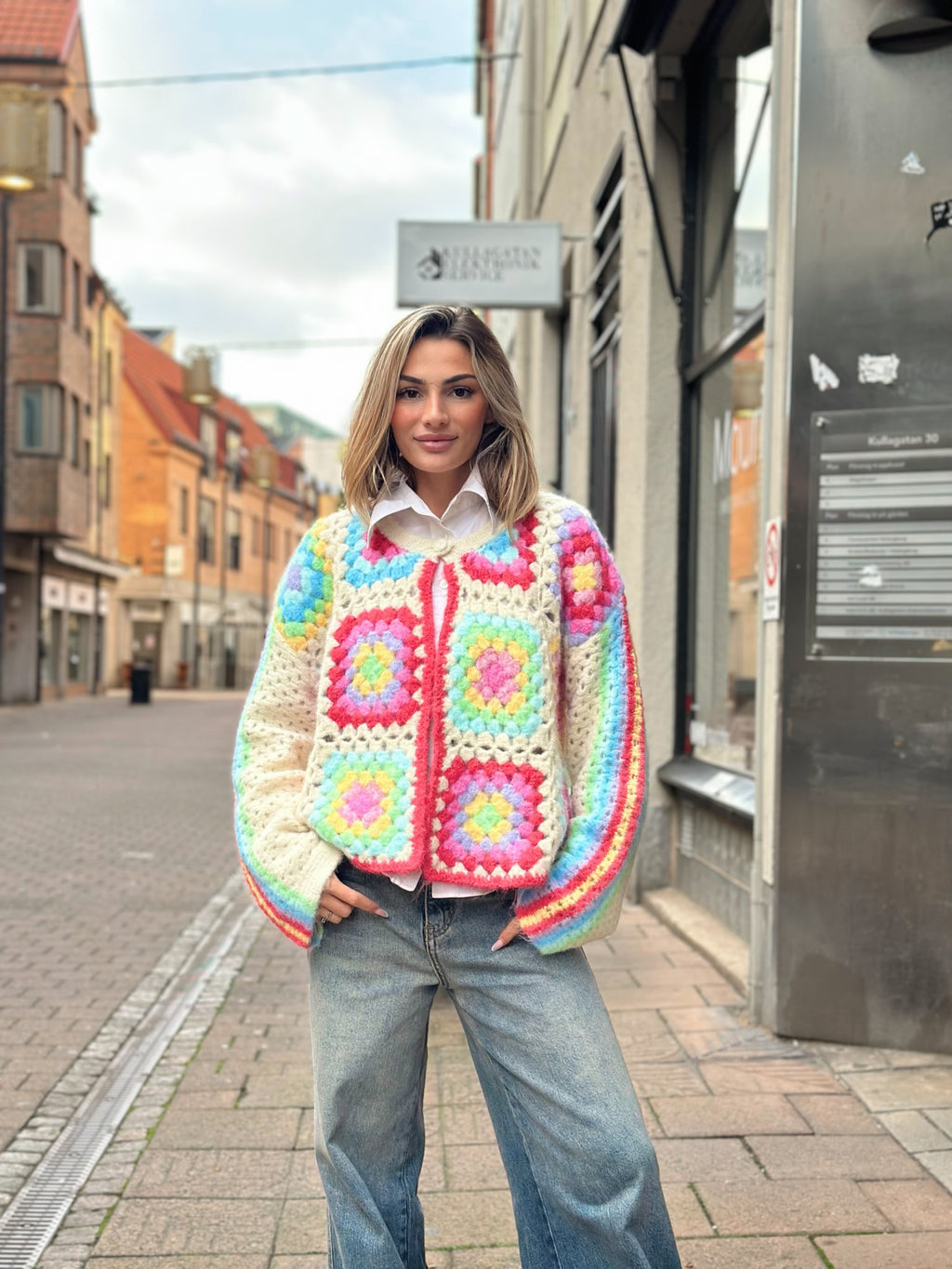 Färgglad virkad kofta