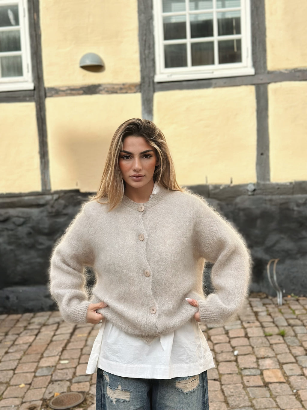 Mohairkofta med knappar – beige & mörkbrun