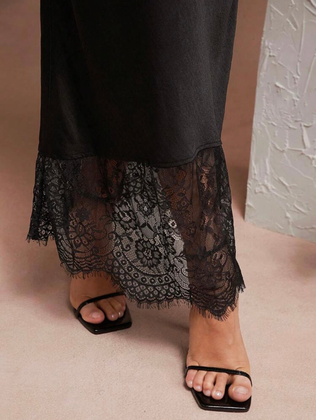 Trendig satinkjol med spets