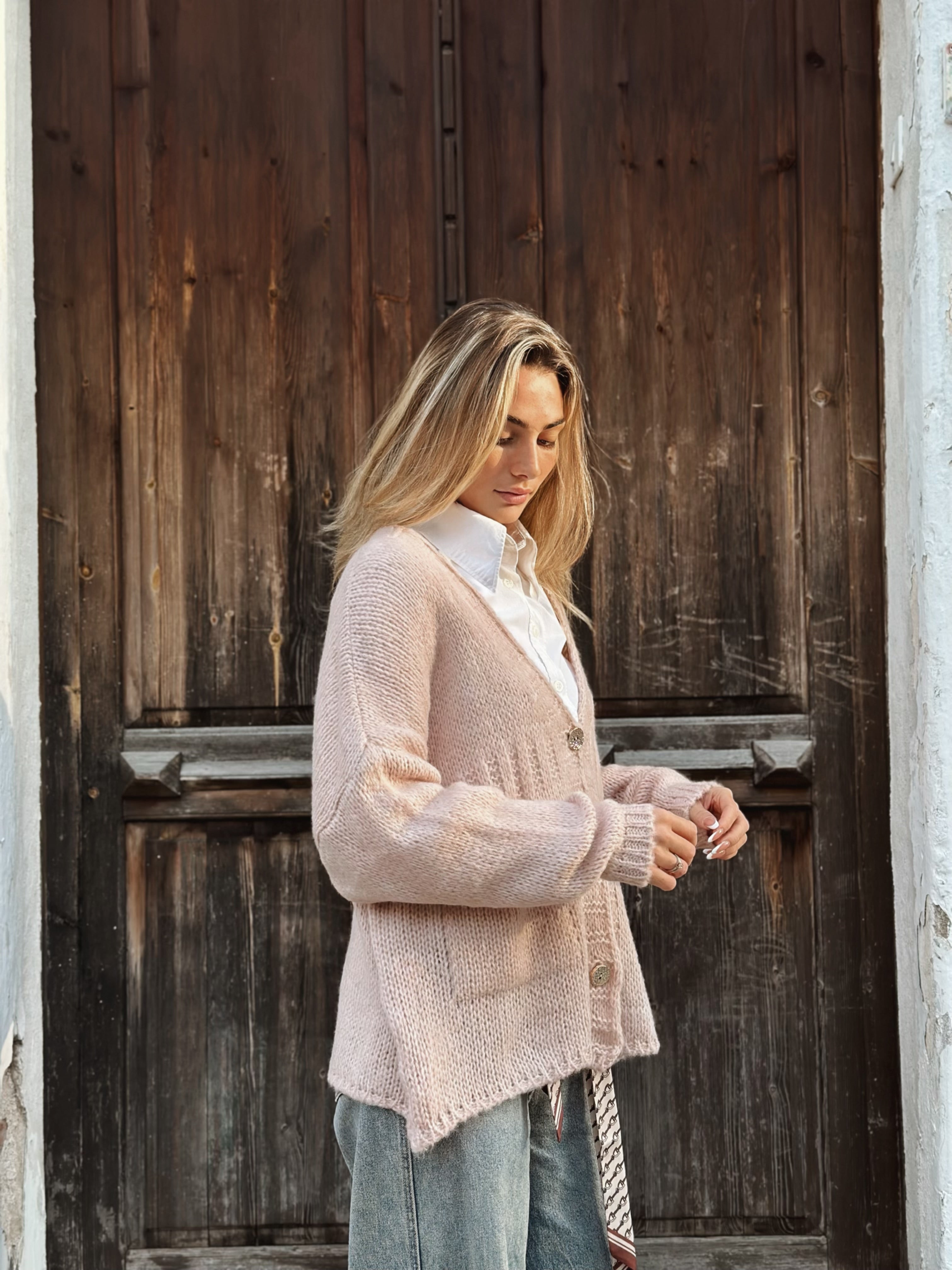 Stickad kofta med fickor och dekorativa knappar