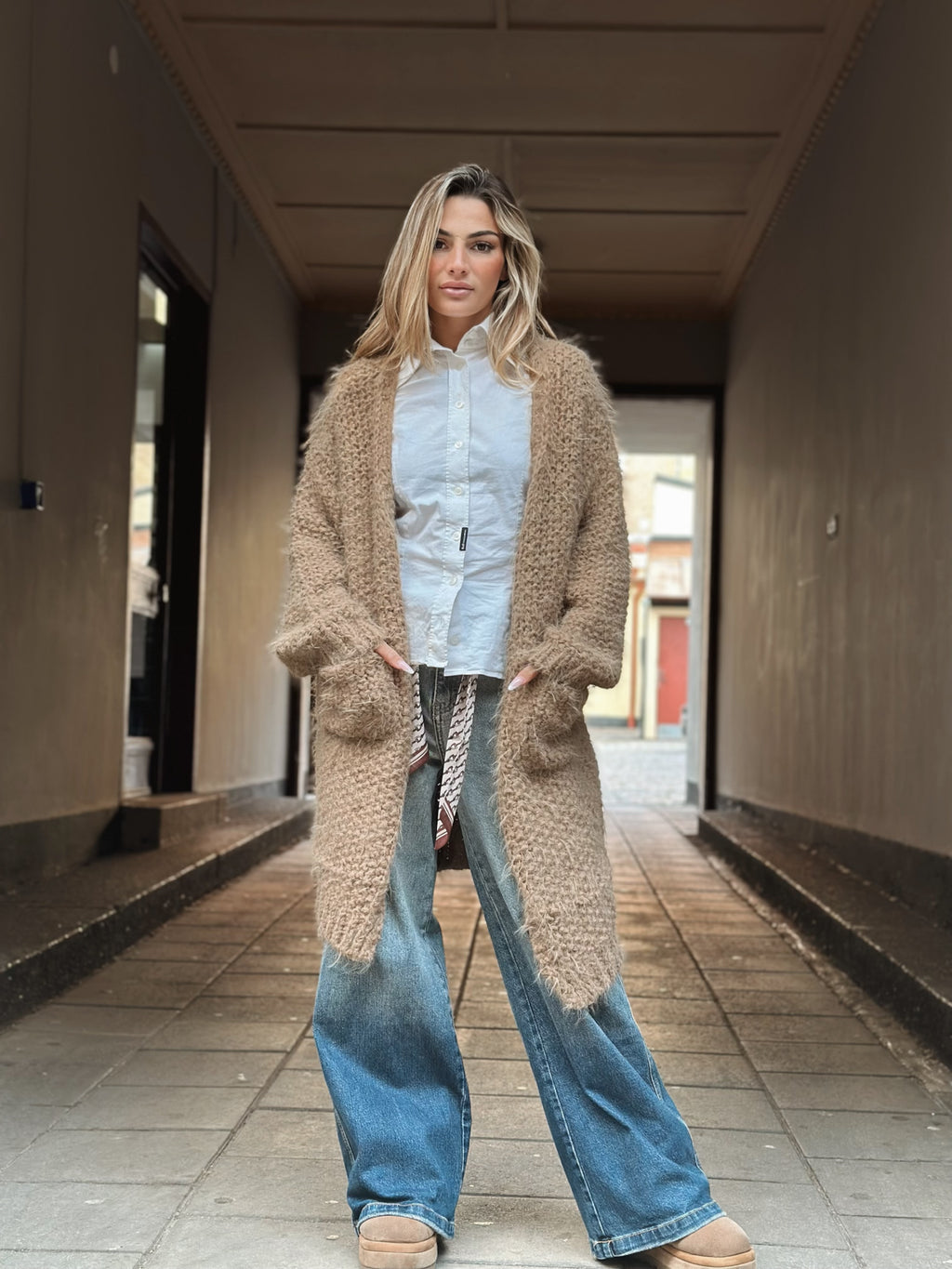 Stickad långkofta med knappar