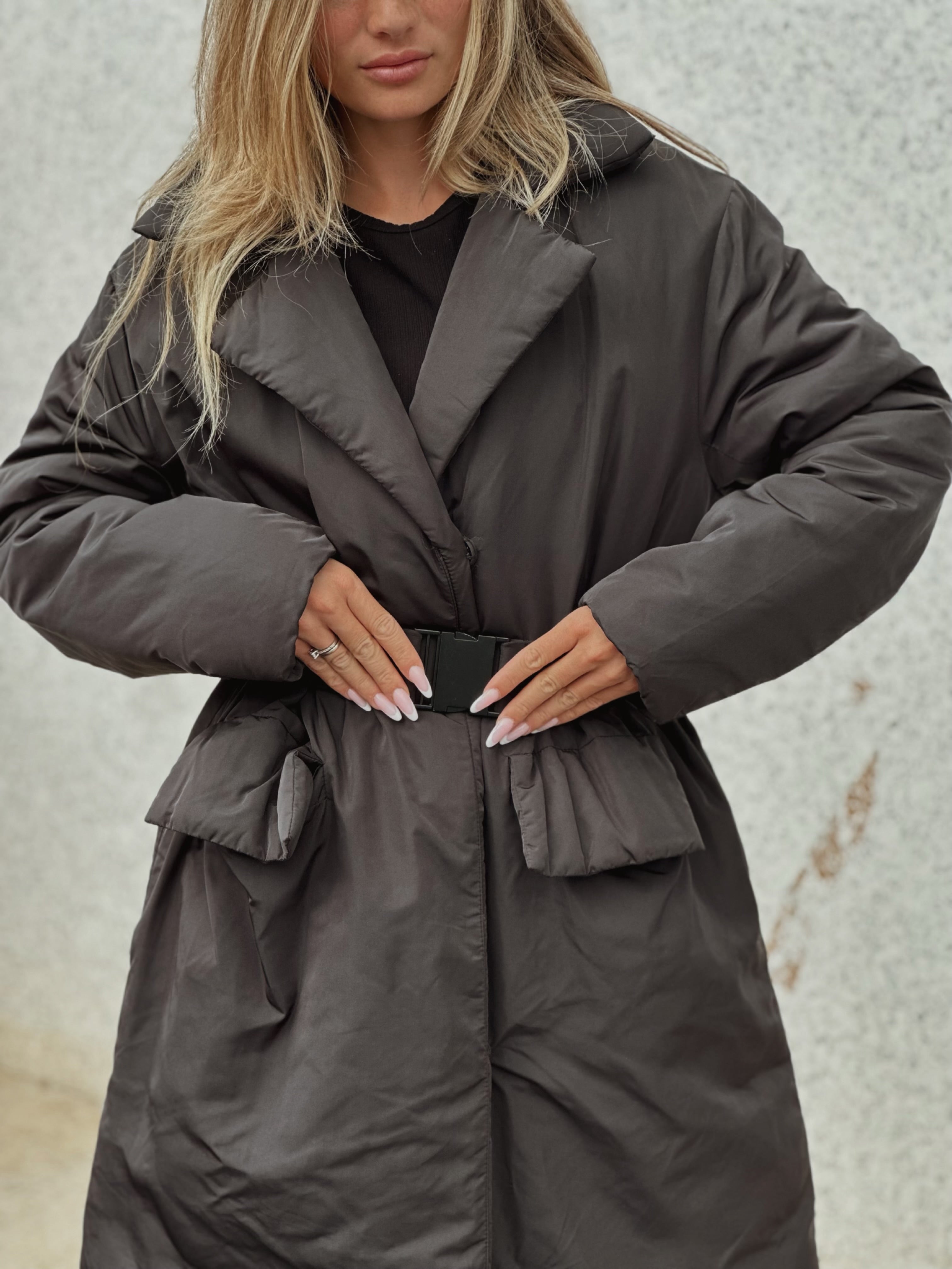 Lång pufferjacka med skärp