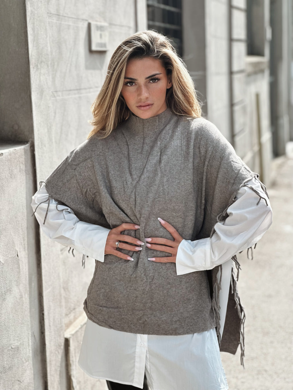 Stickad ponchoväst med fransdetaljer