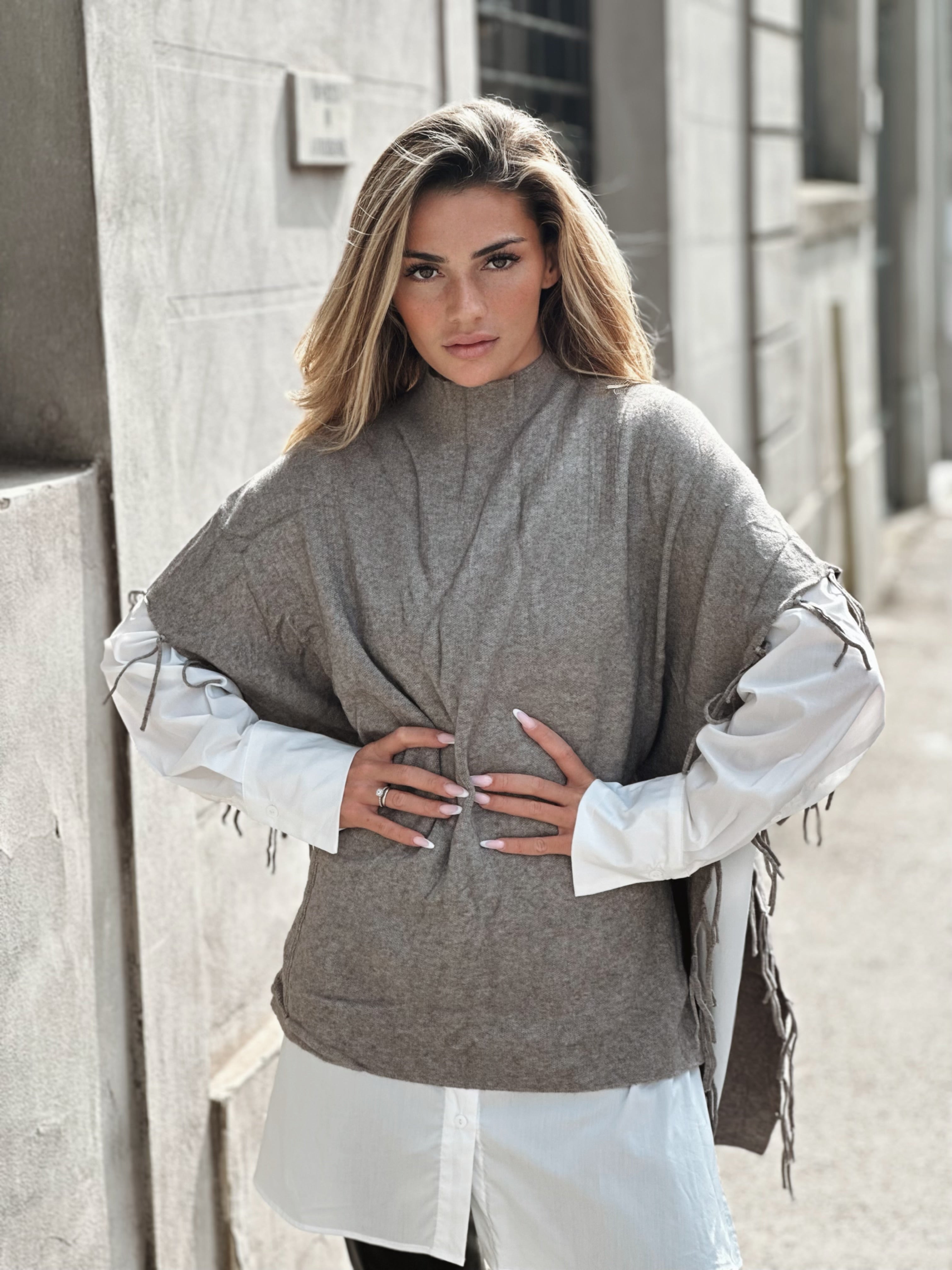 Stickad ponchoväst med fransdetaljer