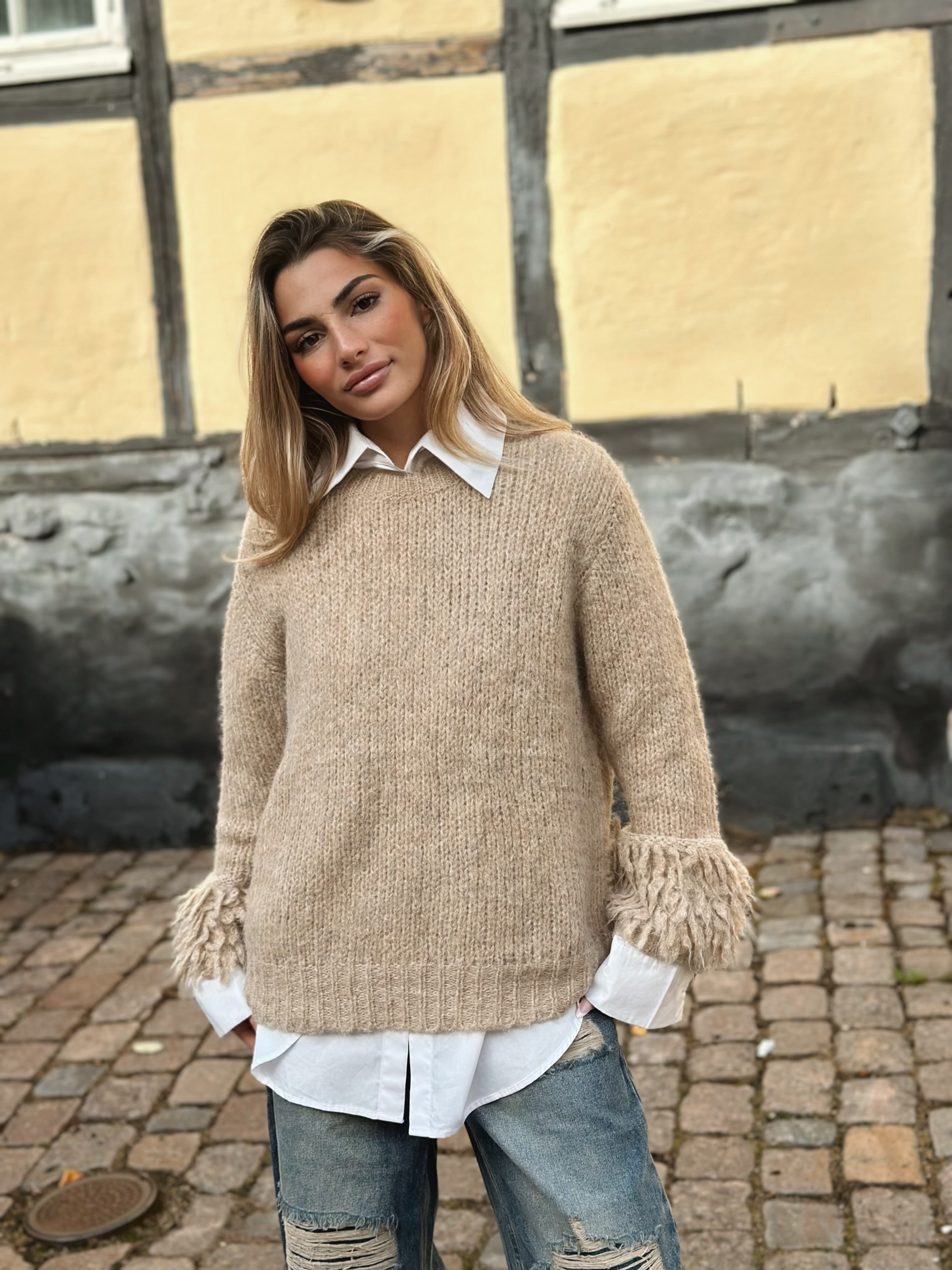 Stickad tröja med fluffiga ärmar