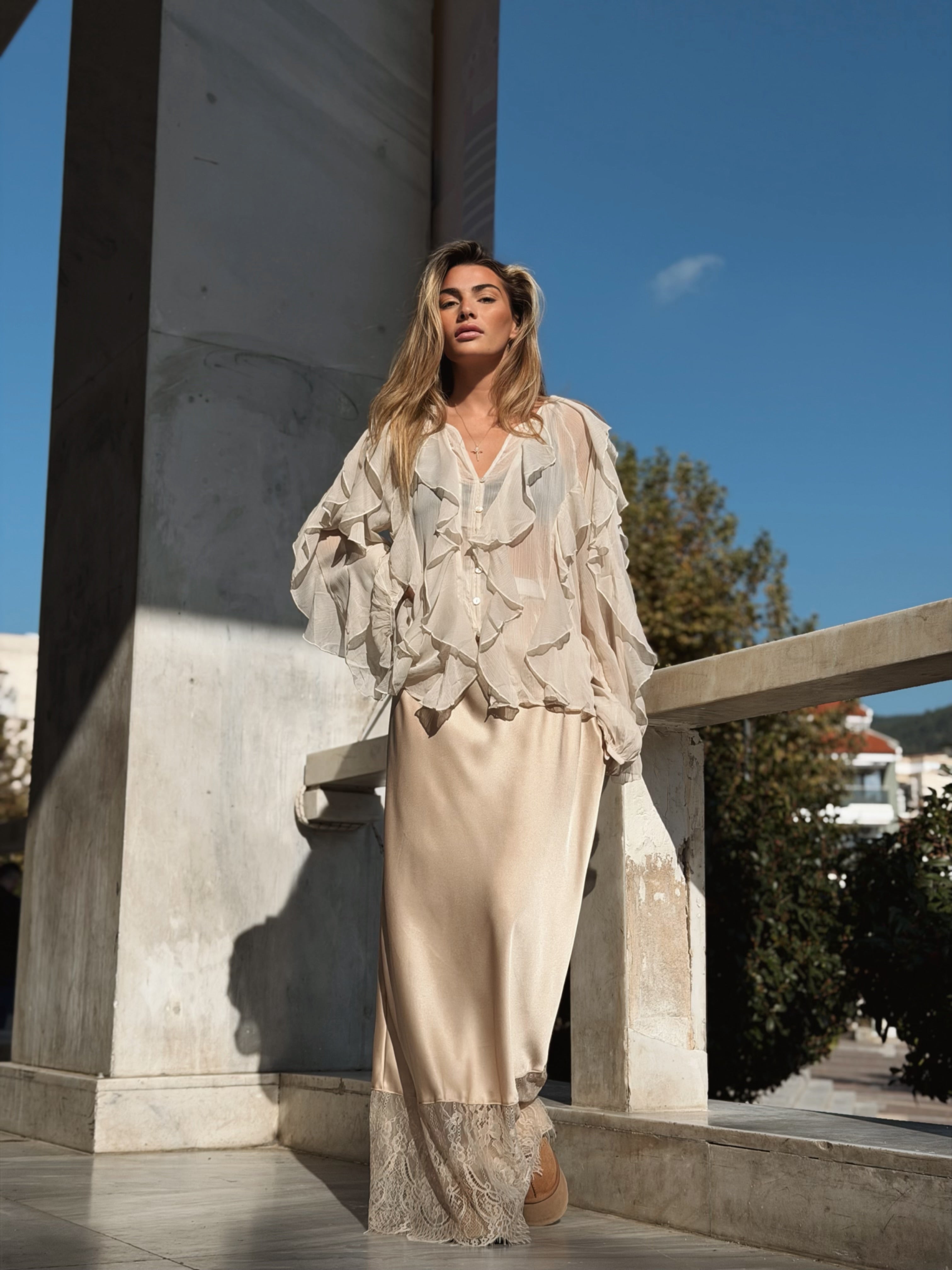 Trendig satinkjol med spets