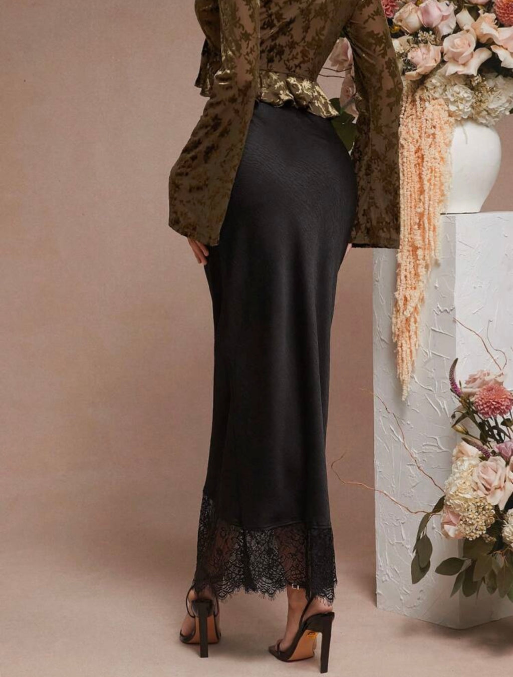 Trendig satinkjol med spets