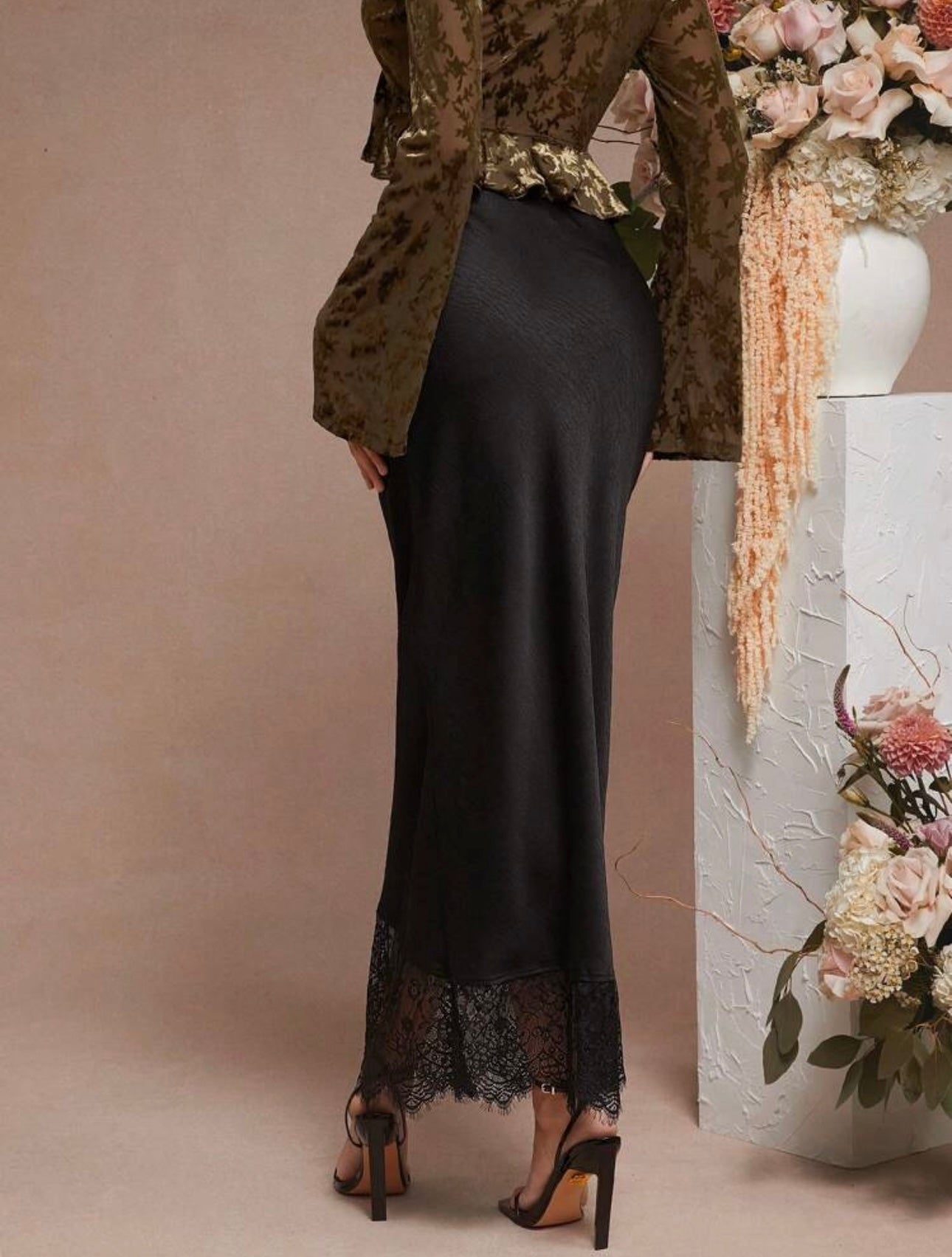 Trendig satinkjol med spets