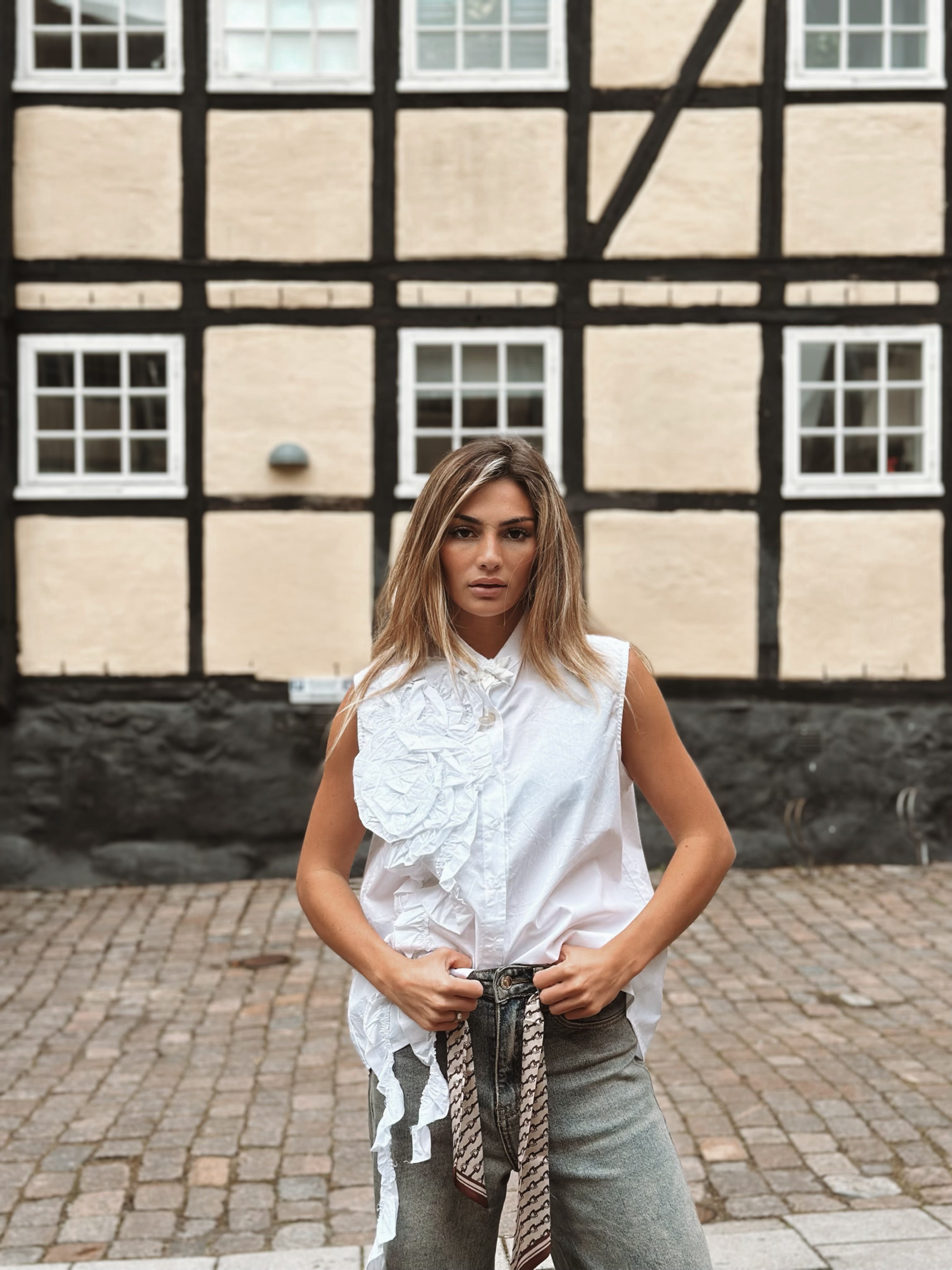 Ärmlös bomullsskjorta med volangdetalj