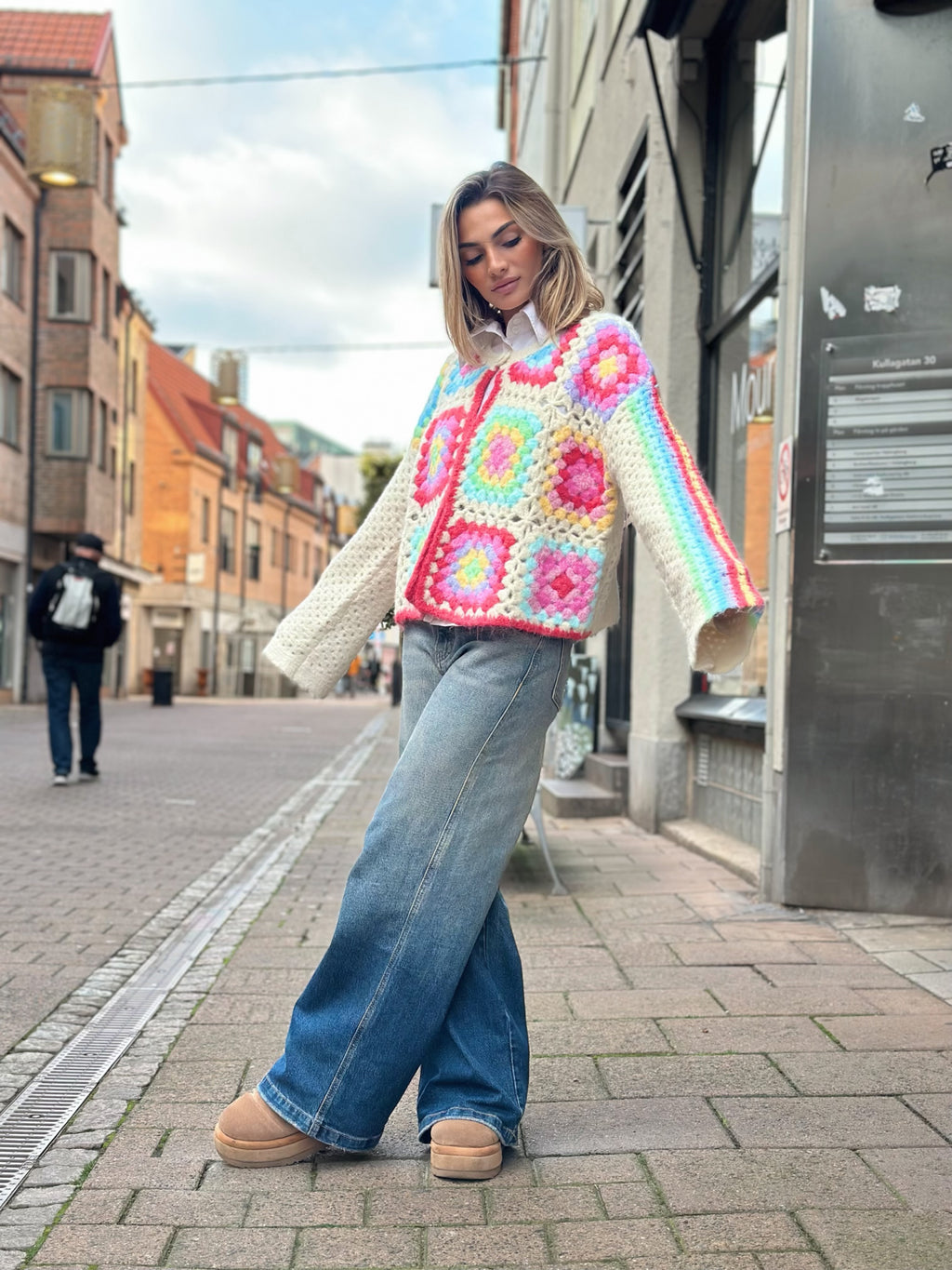 Färgglad virkad kofta