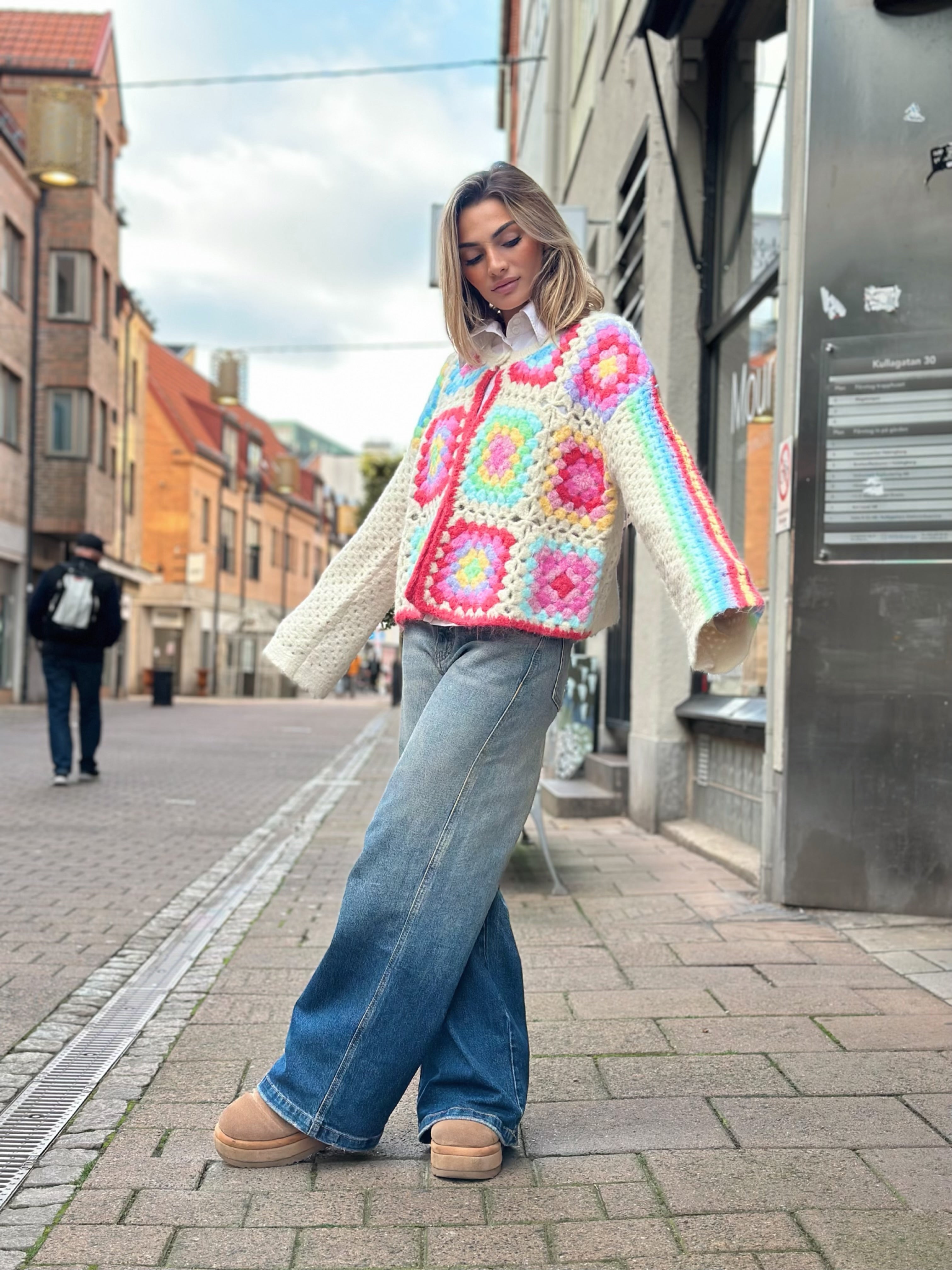 Färgglad virkad kofta