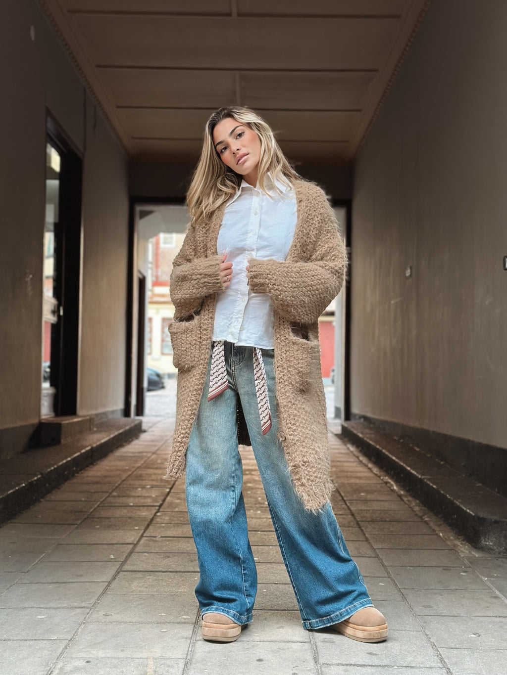 Stickad långkofta med knappar