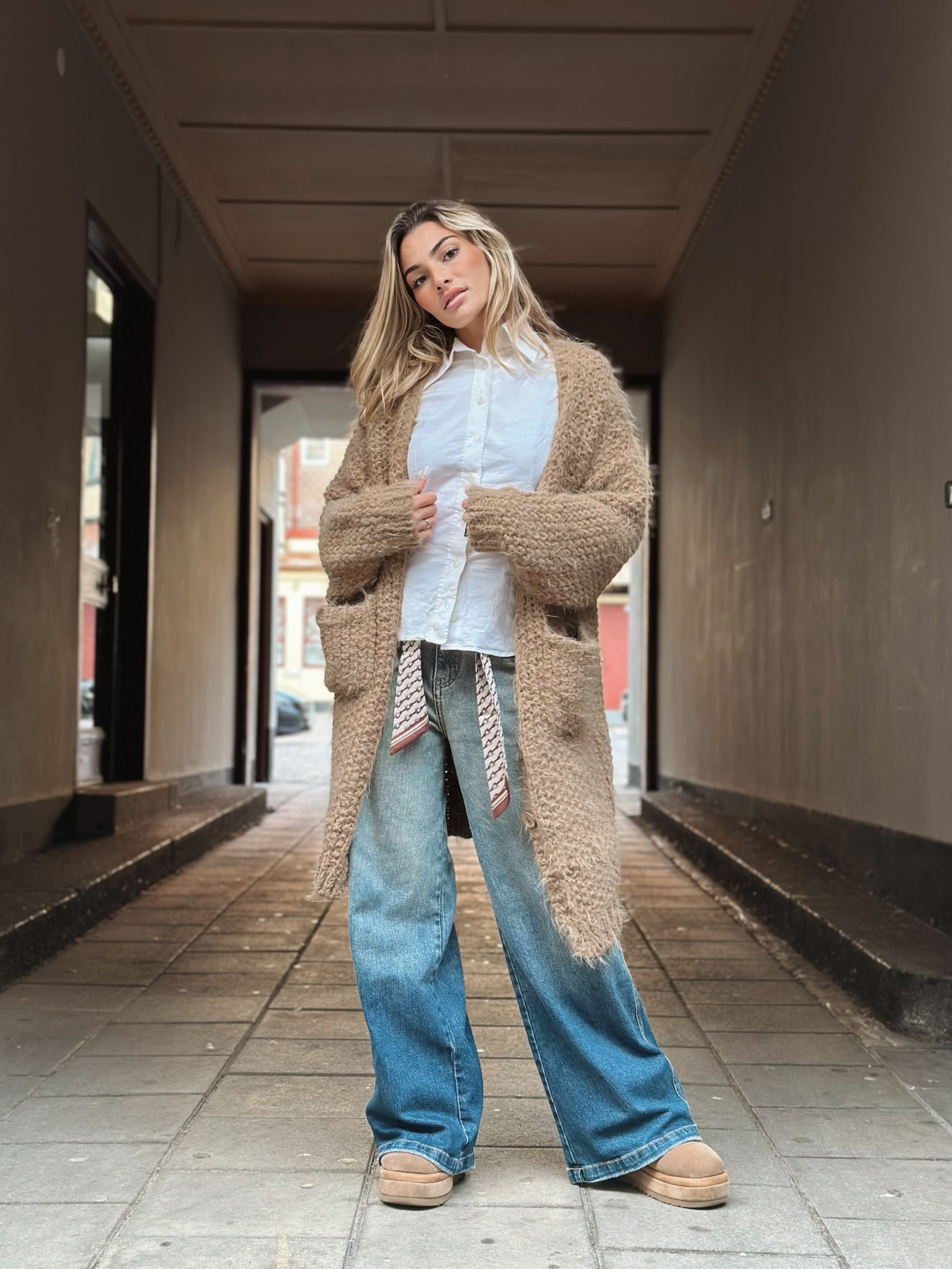 Stickad långkofta med knappar