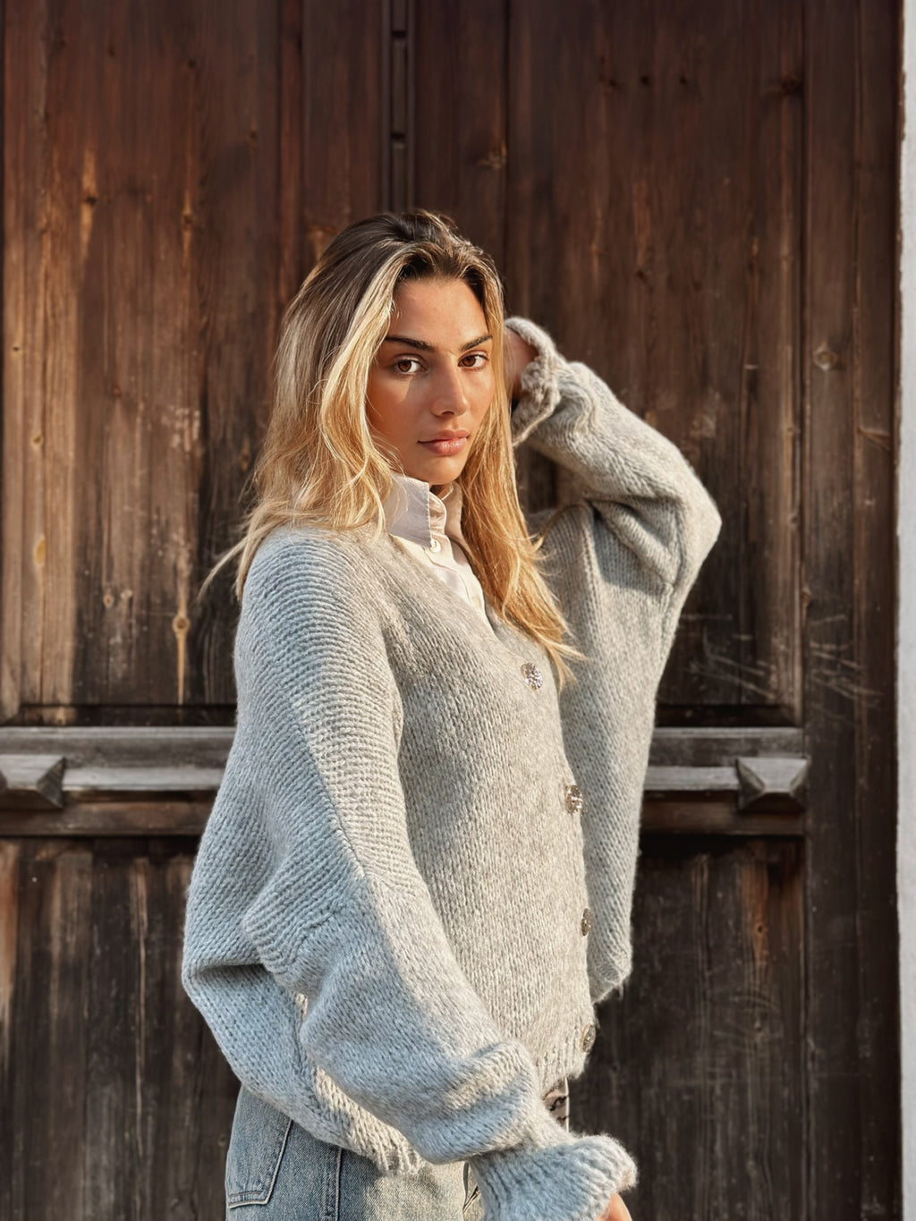 Stickad kofta med volangärm