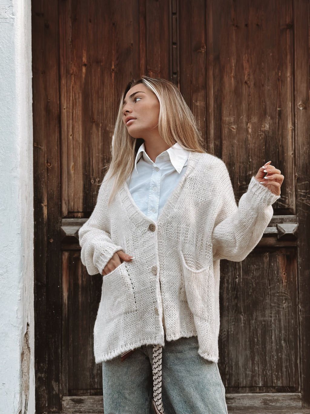 Stickad kofta med fickor och dekorativa knappar