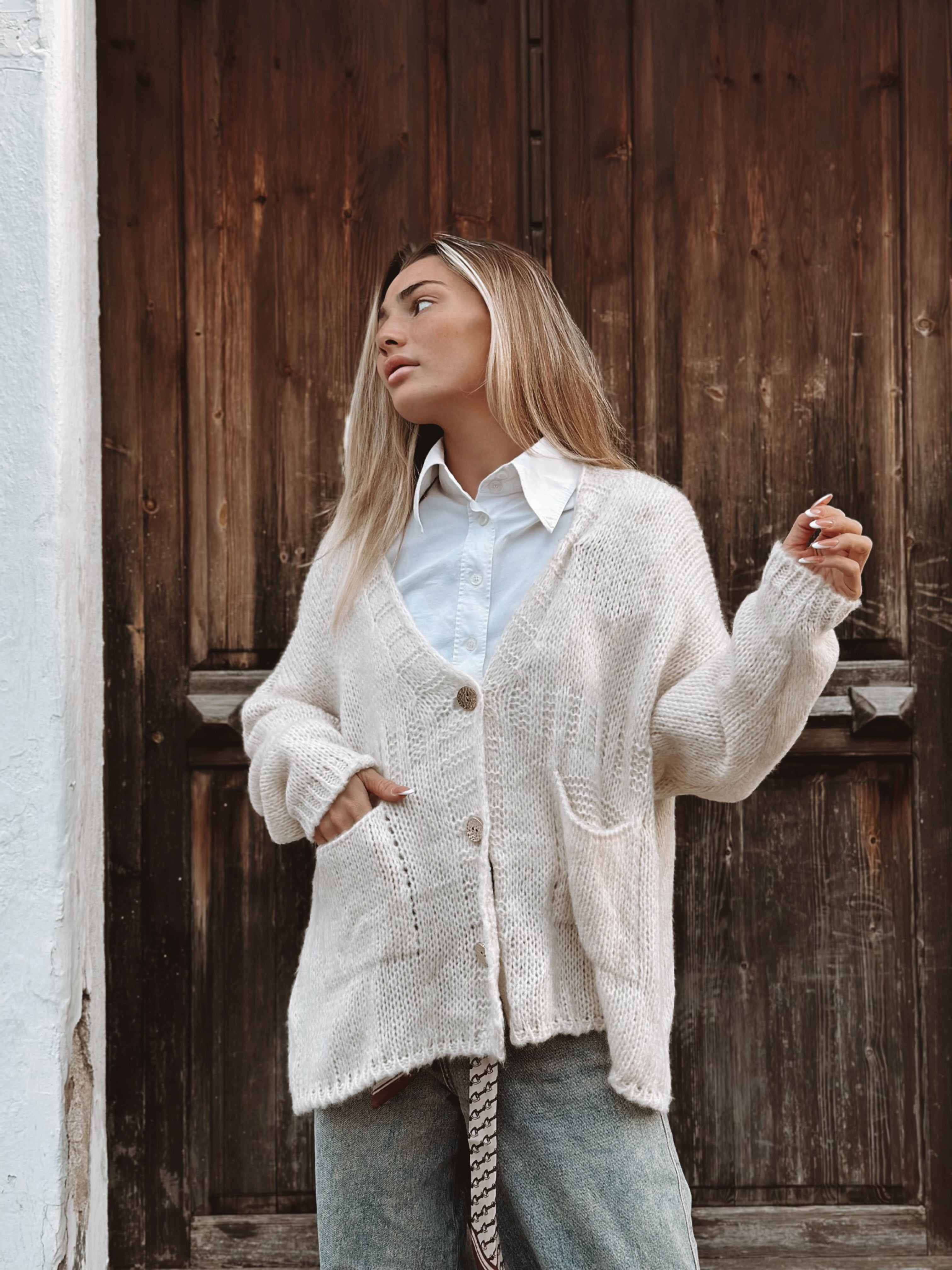 Stickad kofta med fickor och dekorativa knappar